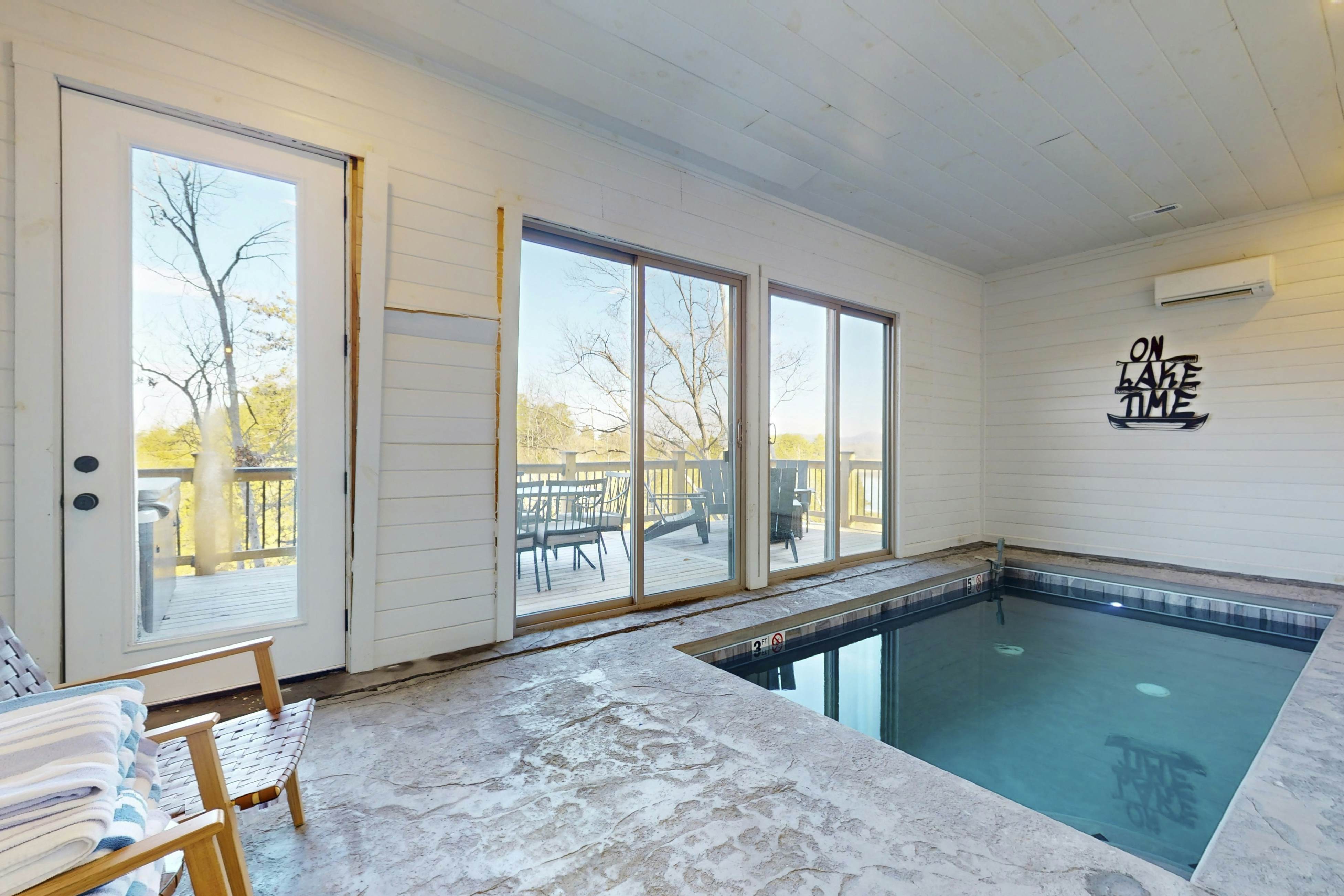 Luxe Lakefront Home, Sleeps 8・Private Pool・Hot Tub