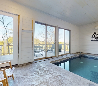 Luxe Lakefront Home, Sleeps 8・Private Pool・Hot Tub