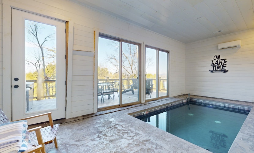 Luxe Lakefront Home, Sleeps 8・Private Pool・Hot Tub