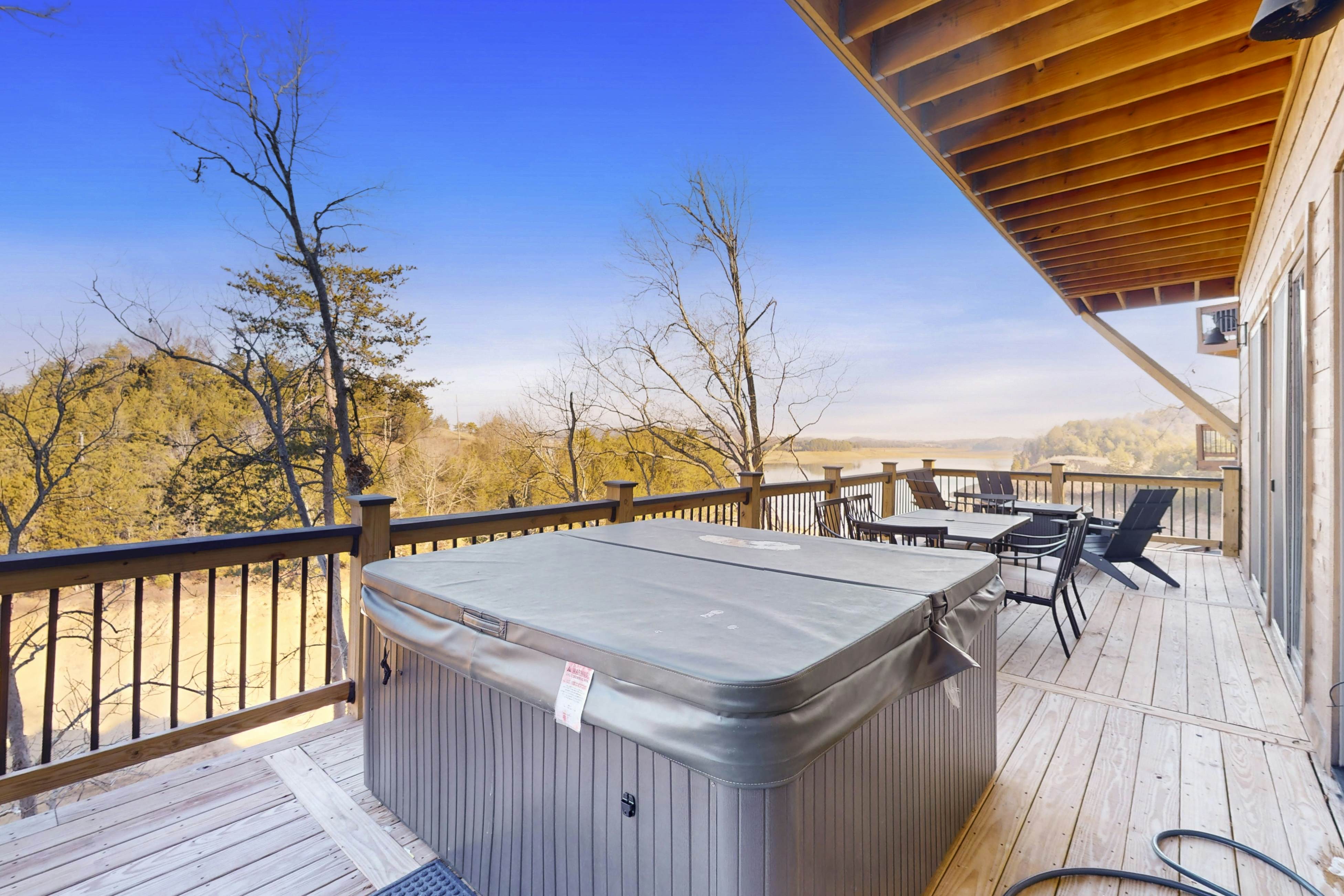 Luxe Lakefront Home, Sleeps 8・Private Pool・Hot Tub