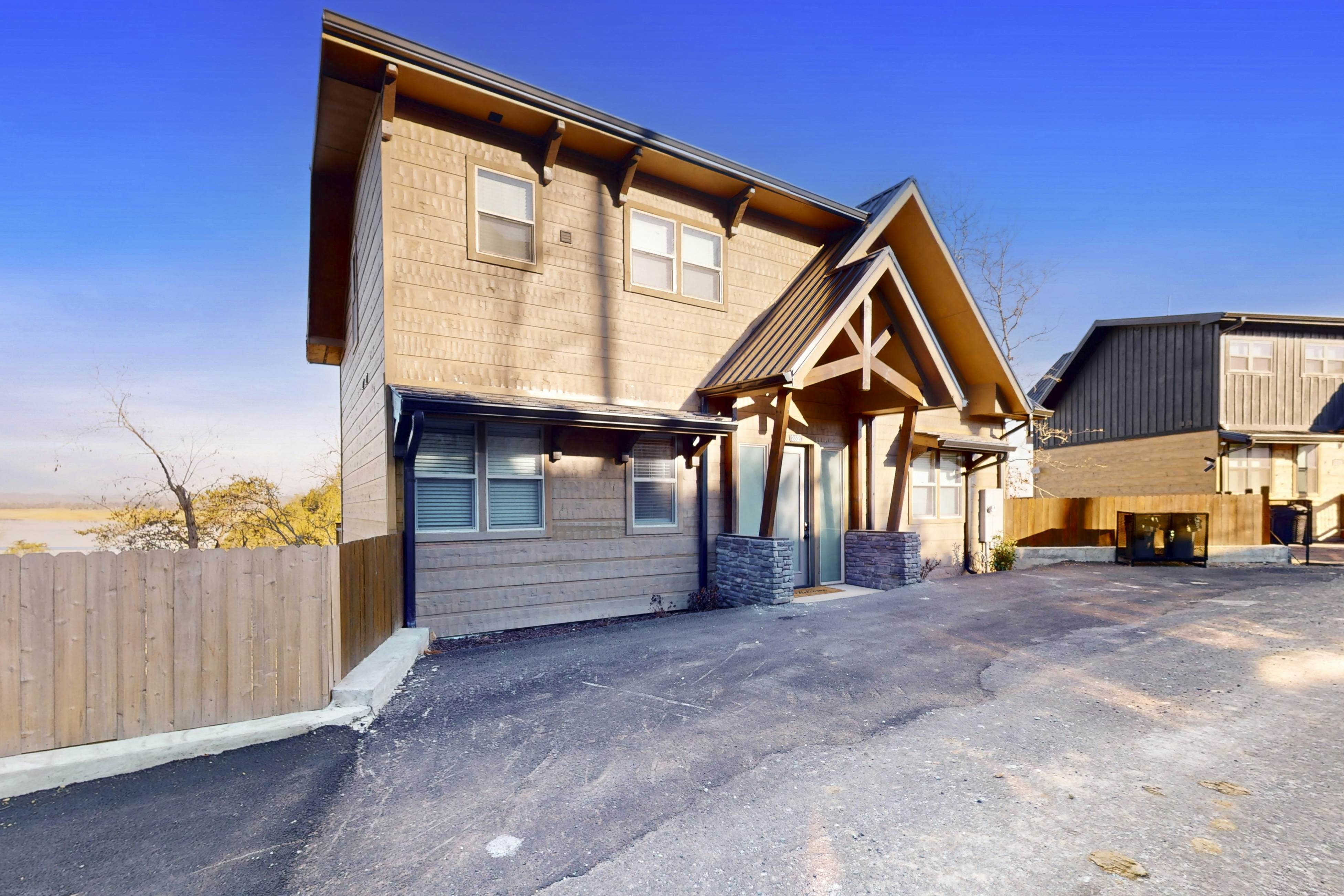 Luxe Lakefront Home, Sleeps 8・Private Pool・Hot Tub