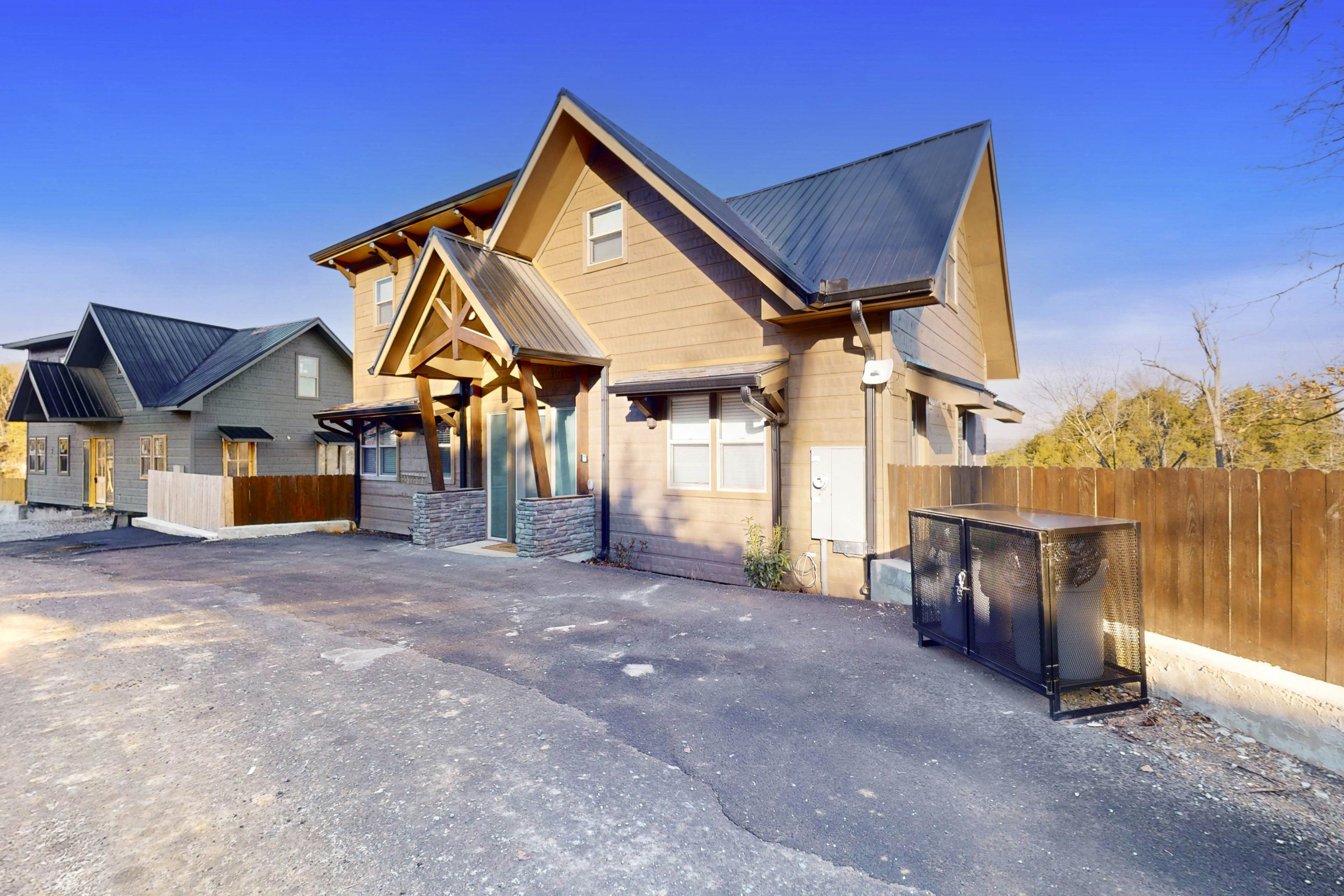 Luxe Lakefront Home, Sleeps 8・Private Pool・Hot Tub