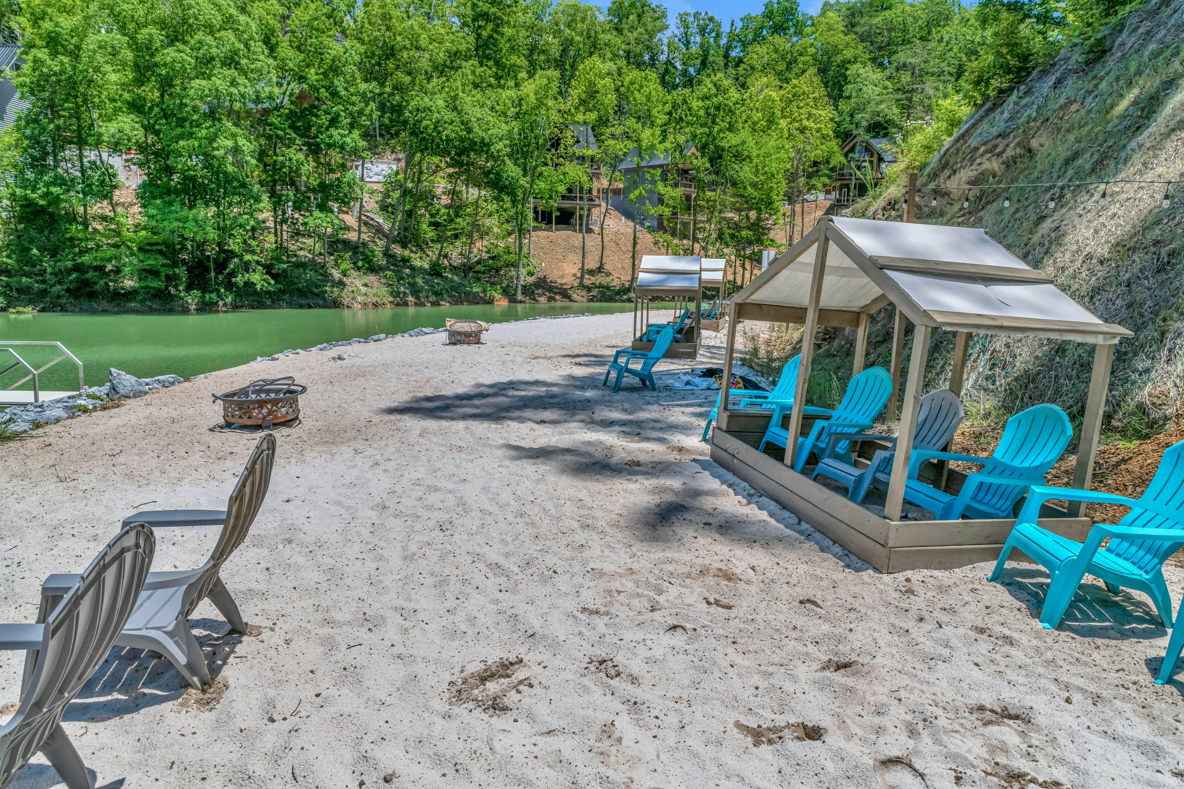 Luxe Lakefront Home, Sleeps 8・Private Pool・Hot Tub