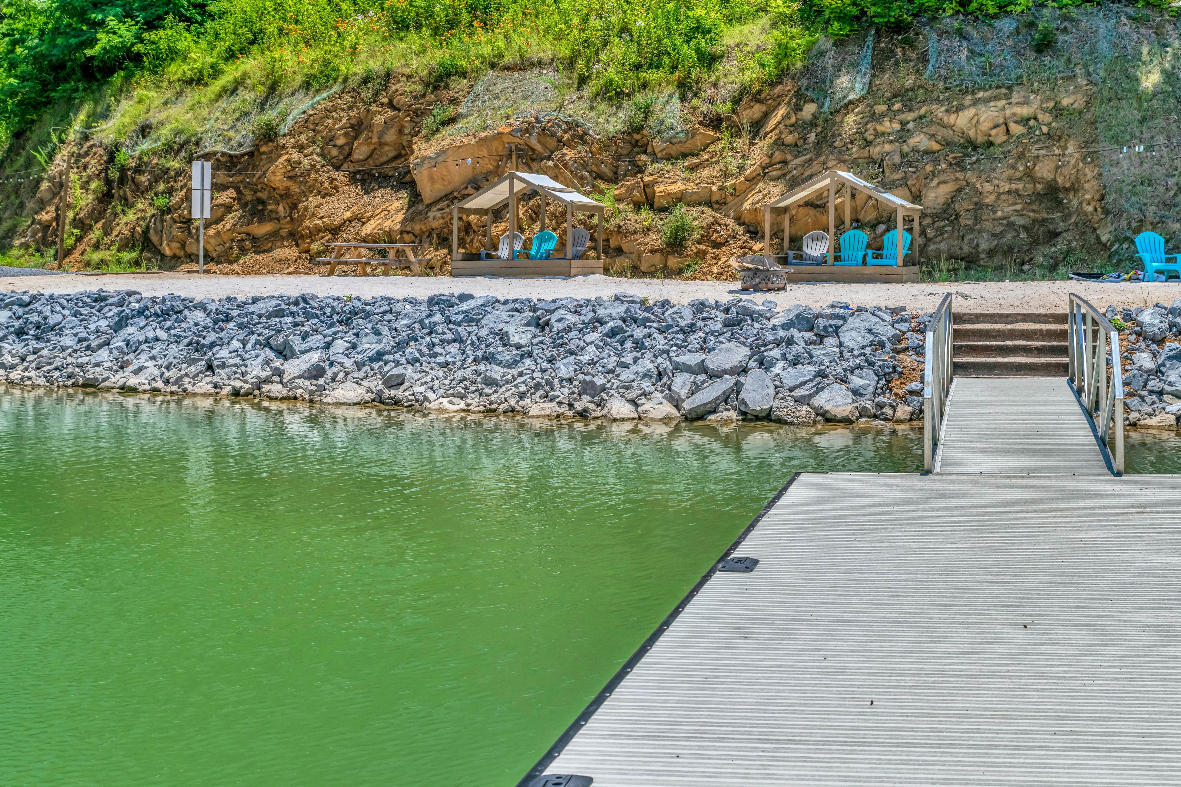 Luxe Lakefront Home, Sleeps 8・Private Pool・Hot Tub