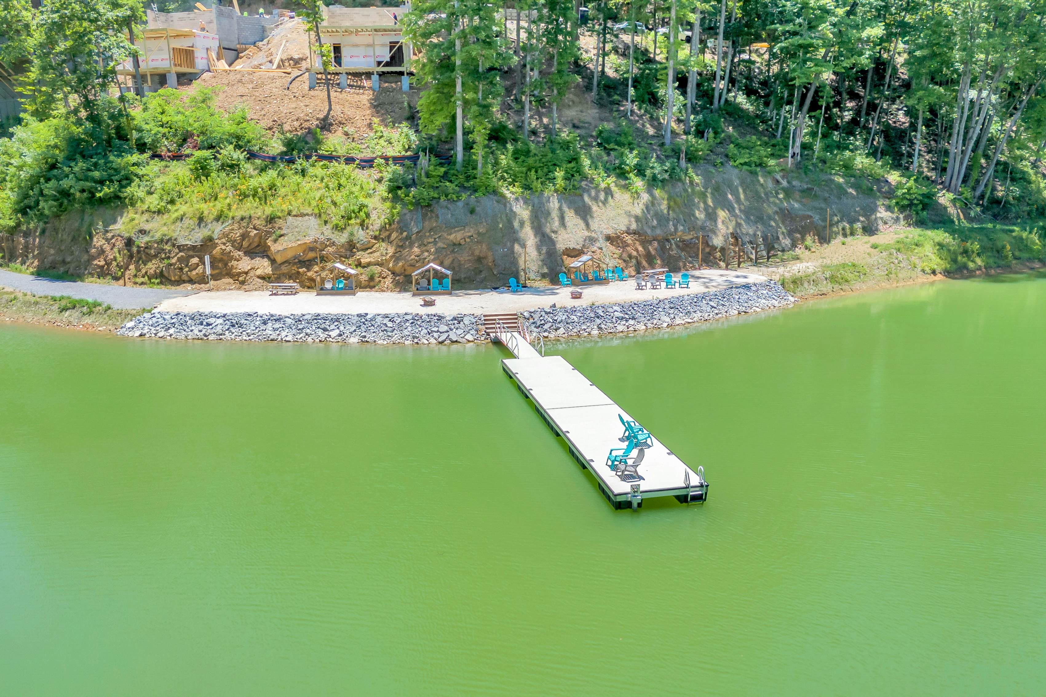 Luxe Lakefront Home, Sleeps 8・Private Pool・Hot Tub