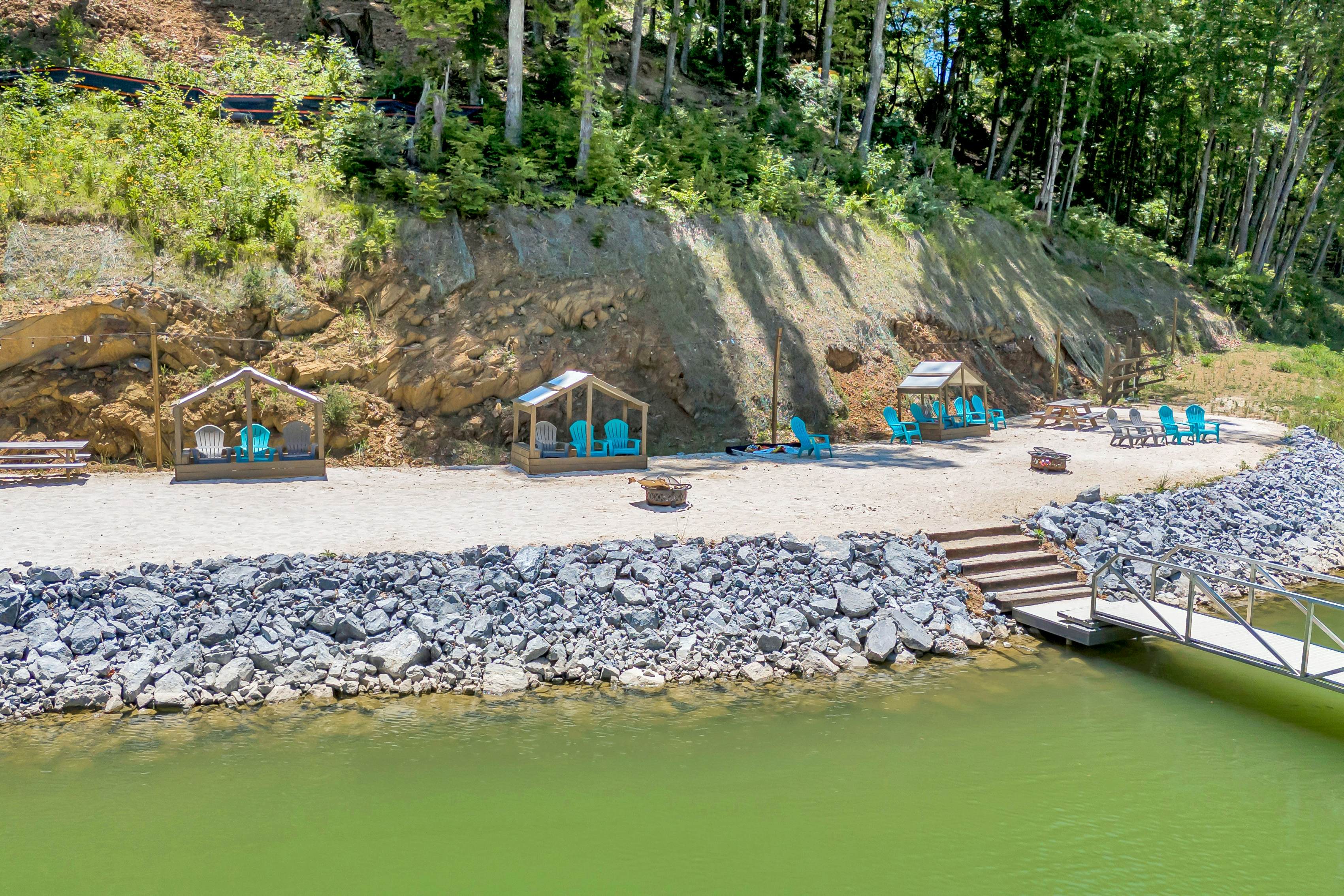 Luxe Lakefront Home, Sleeps 8・Private Pool・Hot Tub