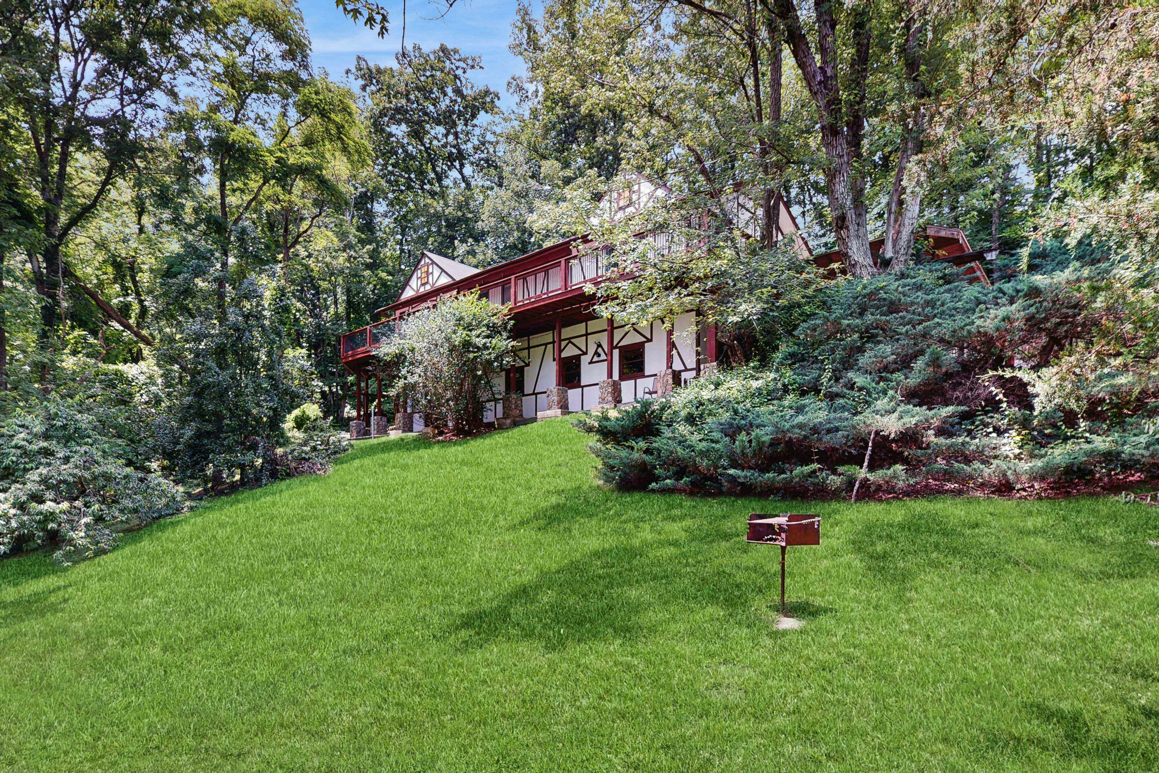 Chalet W Arcade Games, Sleeps 12・Large Yard・Resort Amenities