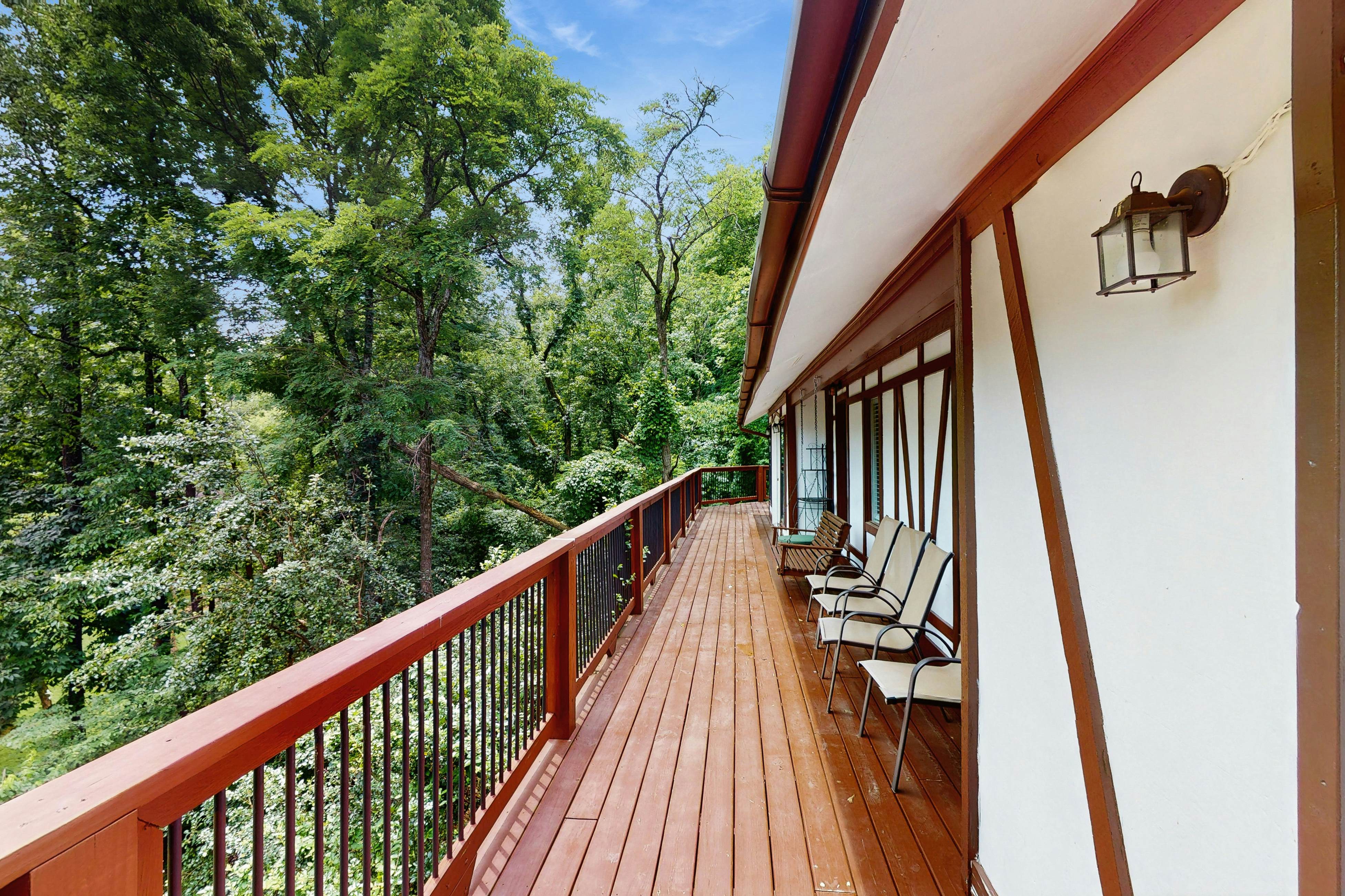 Chalet W Arcade Games, Sleeps 12・Large Yard・Resort Amenities