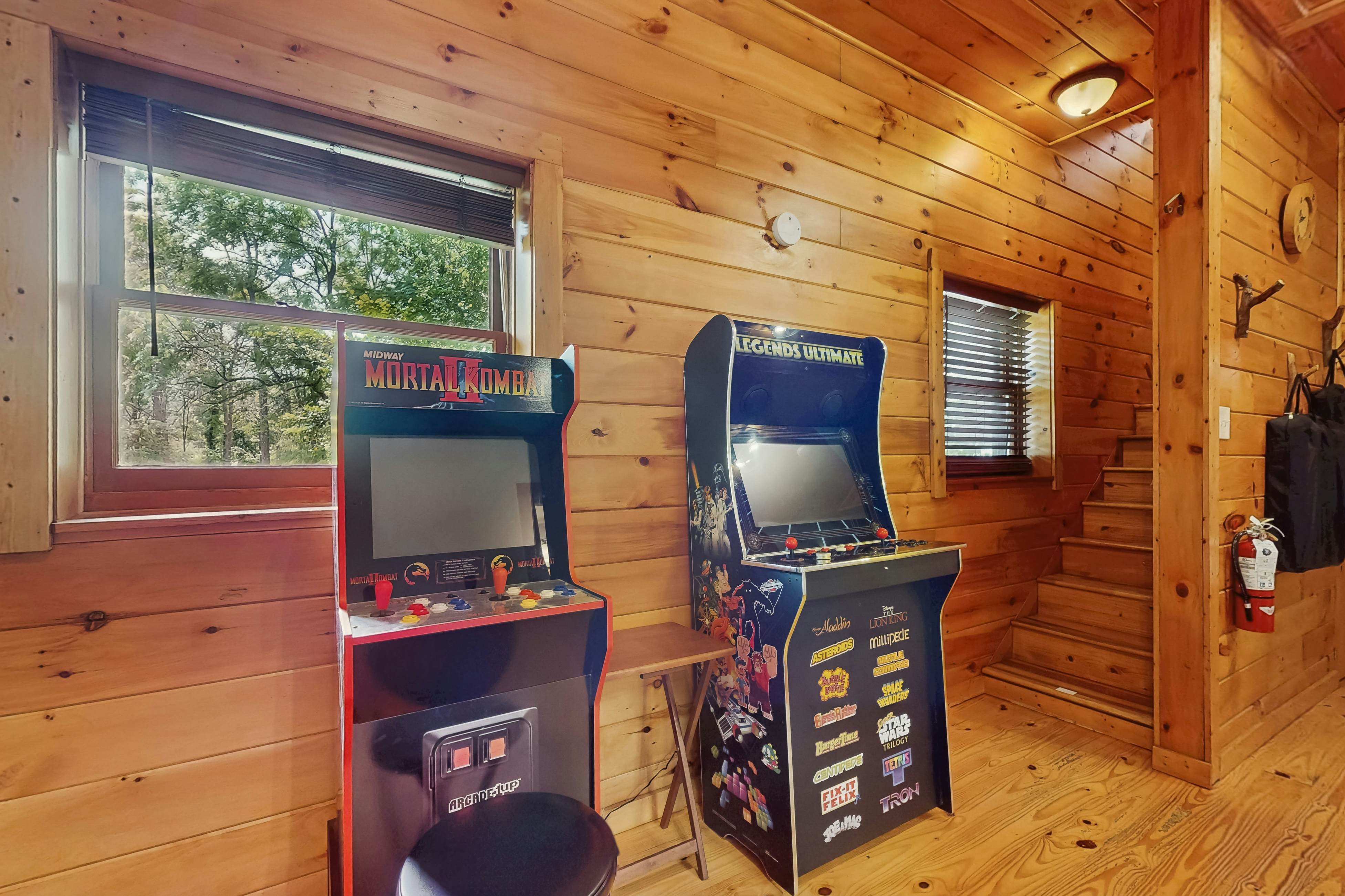 Chalet W Arcade Games, Sleeps 12・Large Yard・Resort Amenities