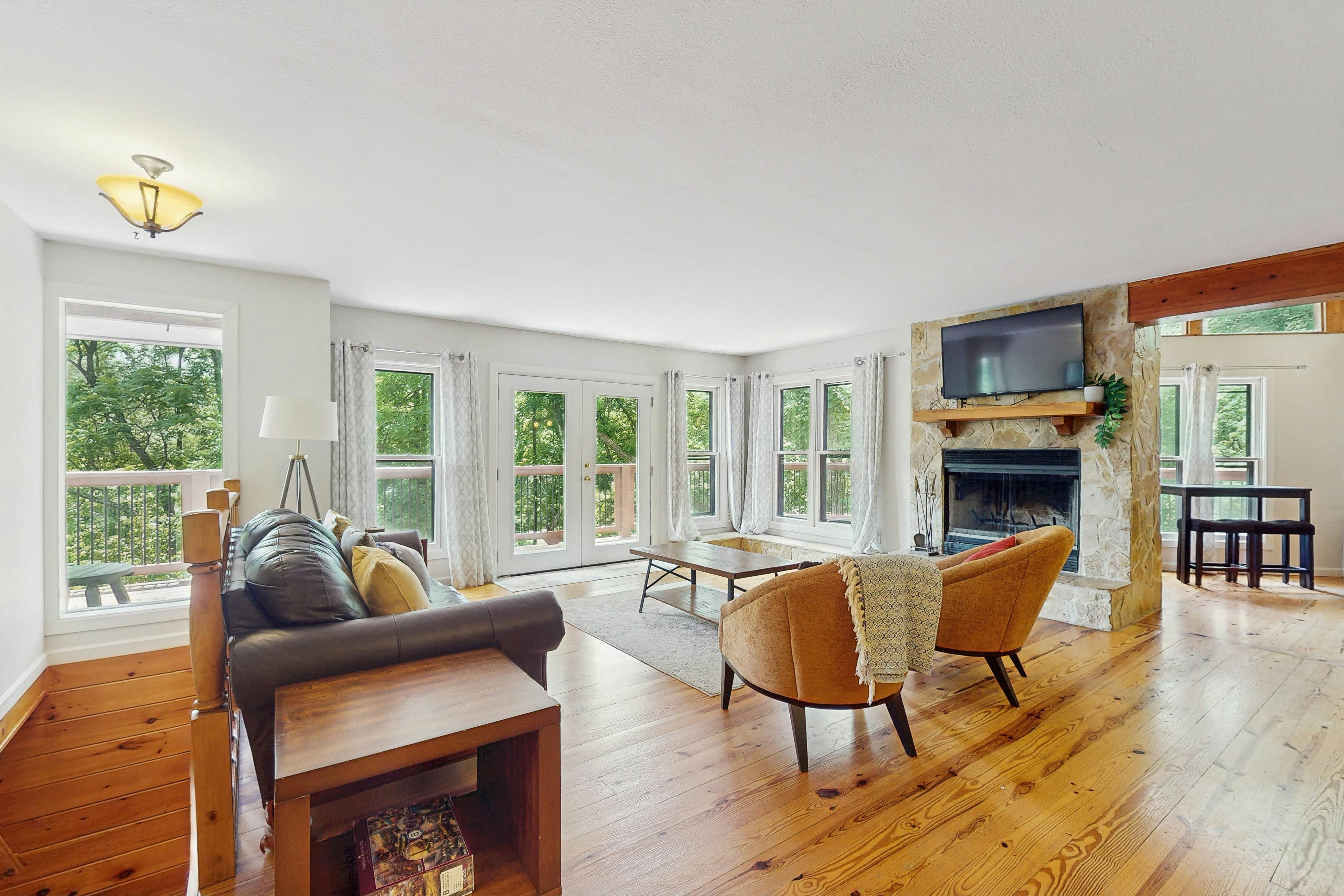 Chalet W Arcade Games, Sleeps 12・Large Yard・Resort Amenities