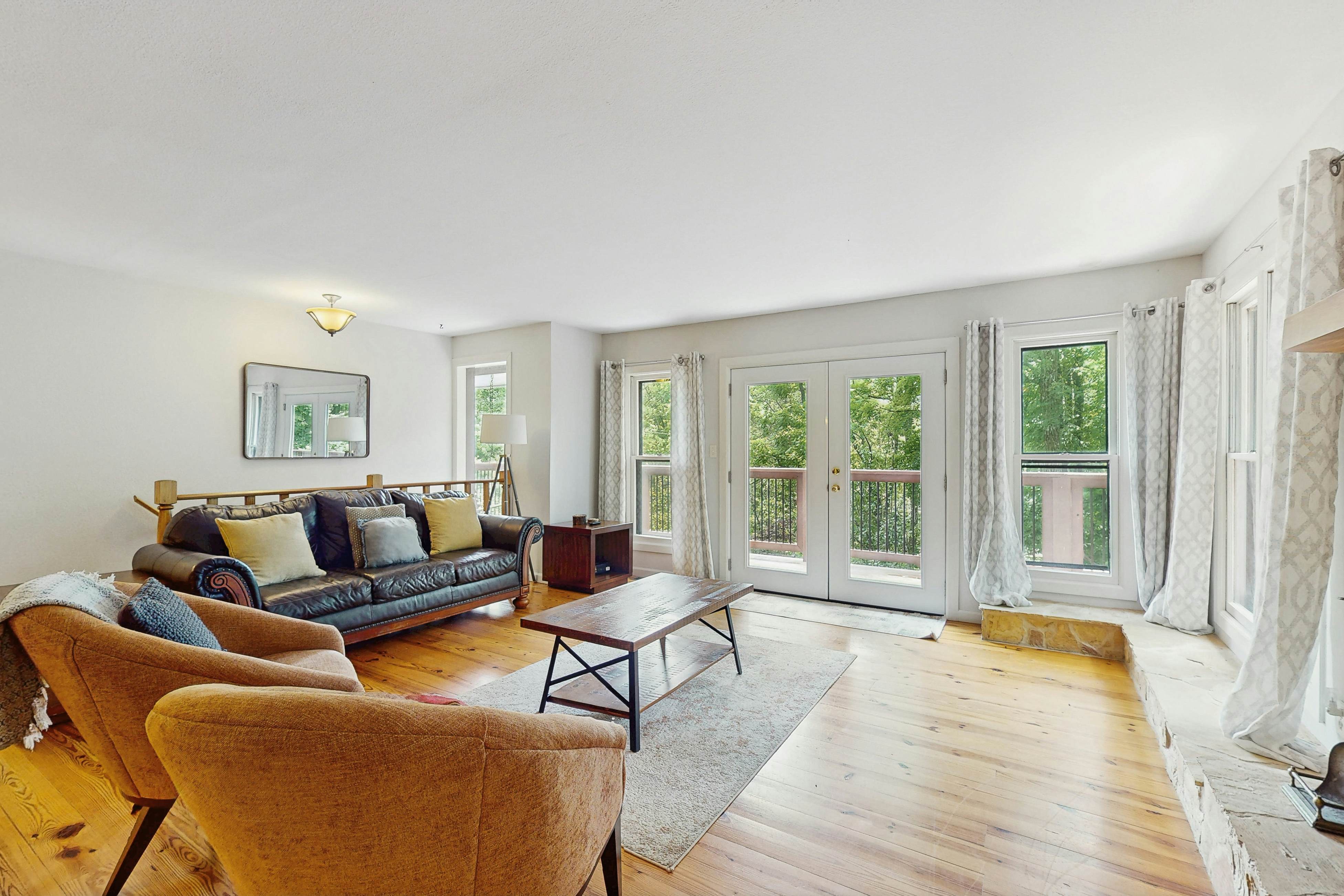 Chalet W Arcade Games, Sleeps 12・Large Yard・Resort Amenities