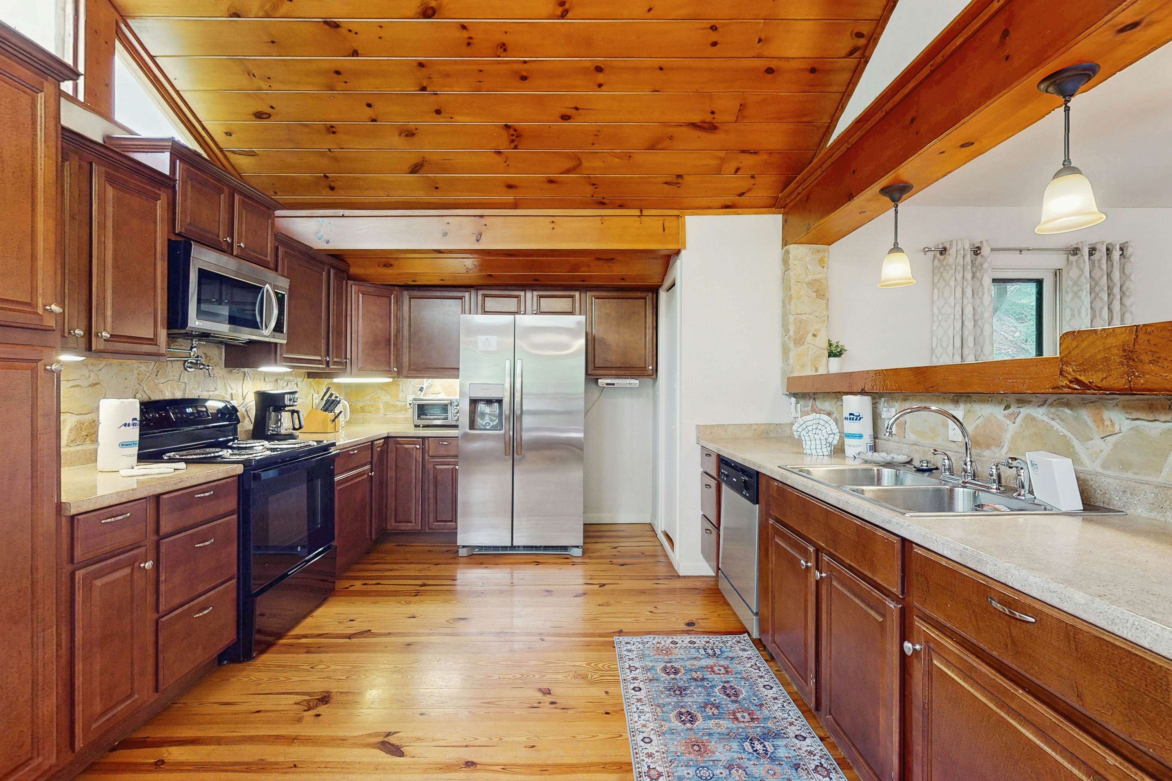 Chalet W Arcade Games, Sleeps 12・Large Yard・Resort Amenities