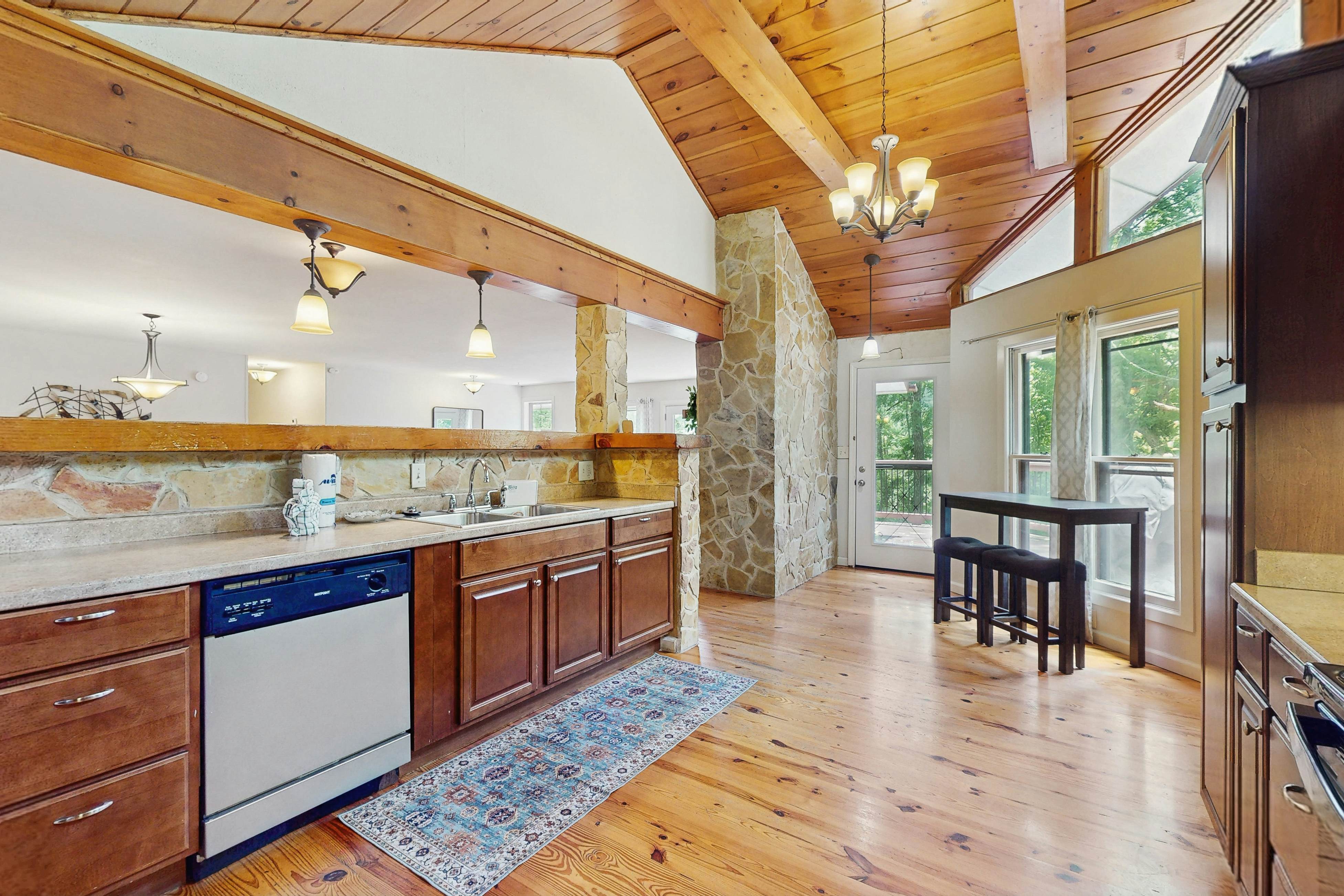 Chalet W Arcade Games, Sleeps 12・Large Yard・Resort Amenities