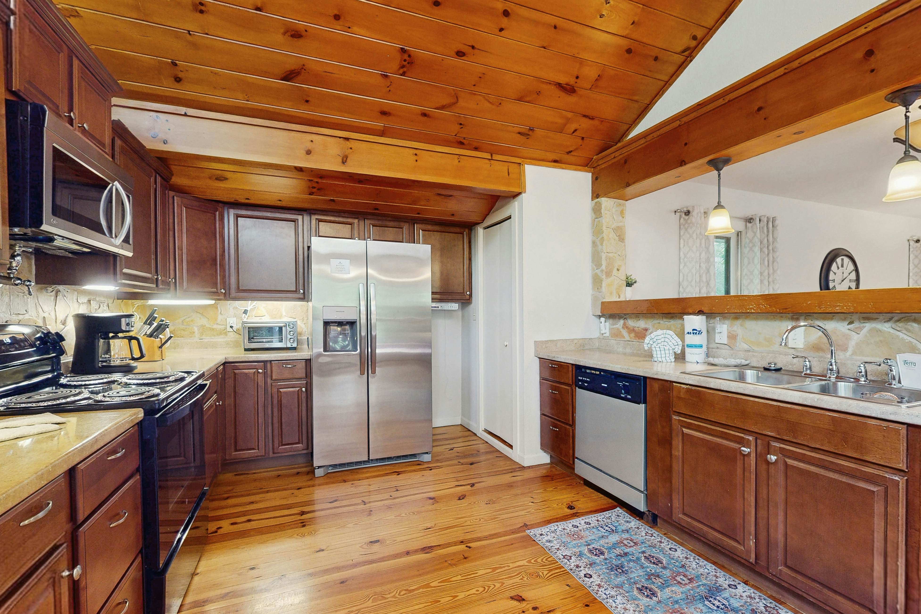 Chalet W Arcade Games, Sleeps 12・Large Yard・Resort Amenities