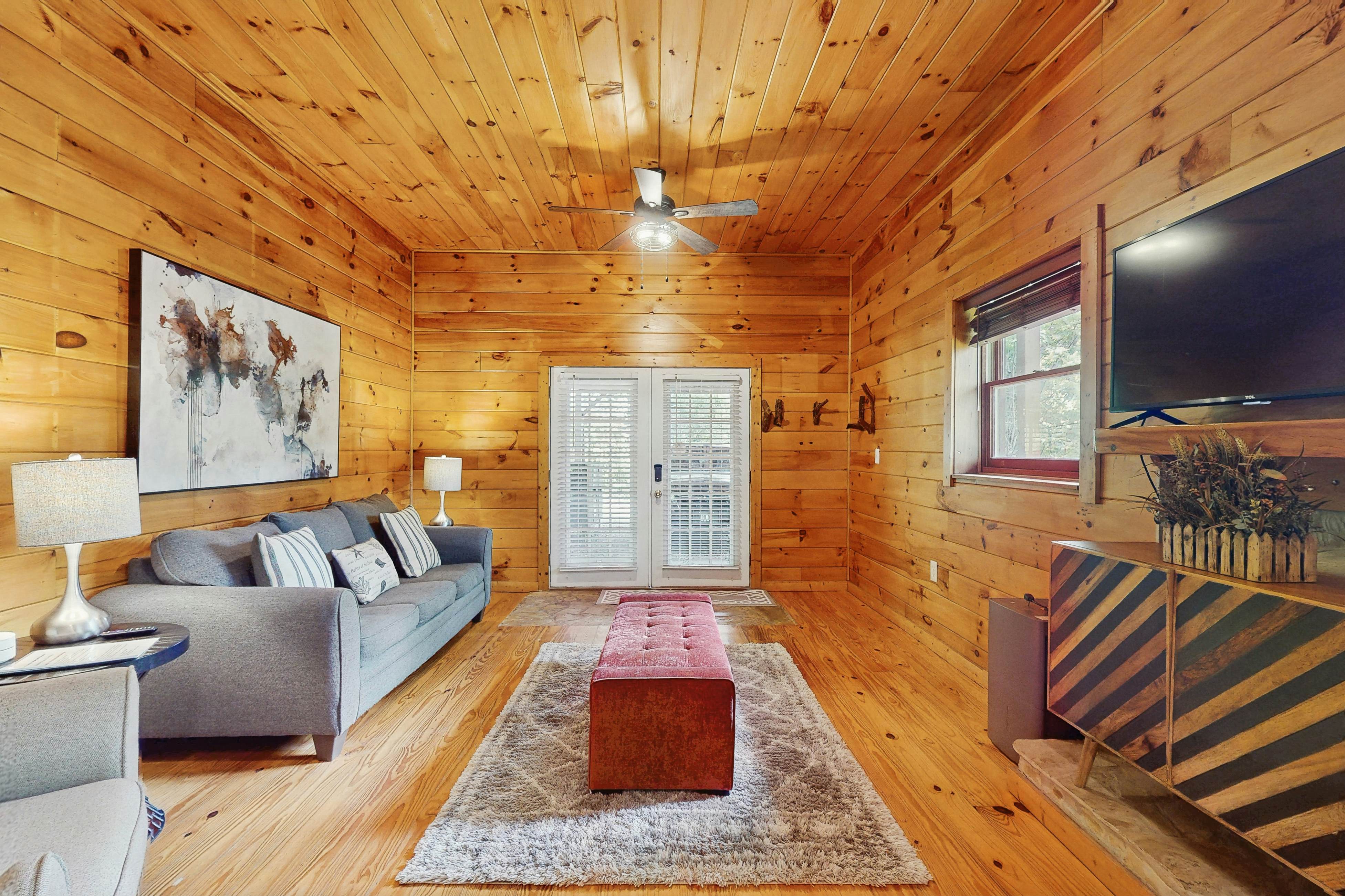 Chalet W Arcade Games, Sleeps 12・Large Yard・Resort Amenities