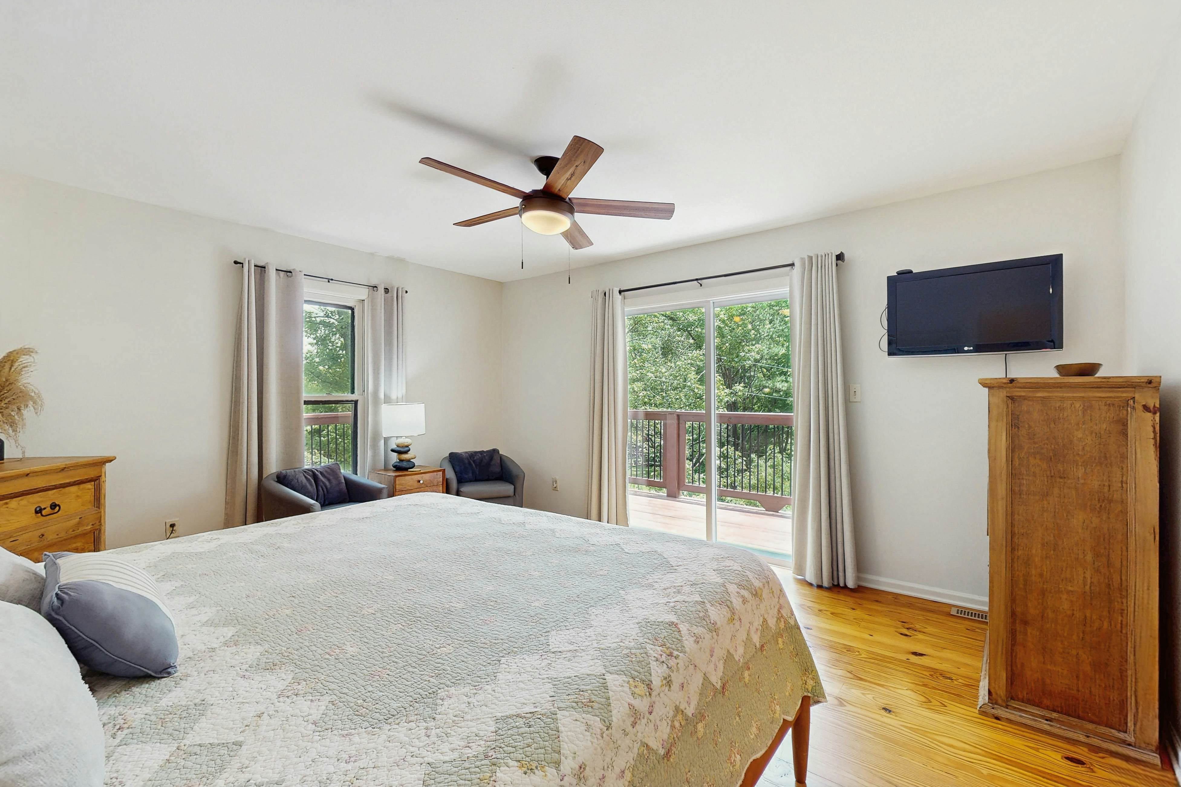 Chalet W Arcade Games, Sleeps 12・Large Yard・Resort Amenities