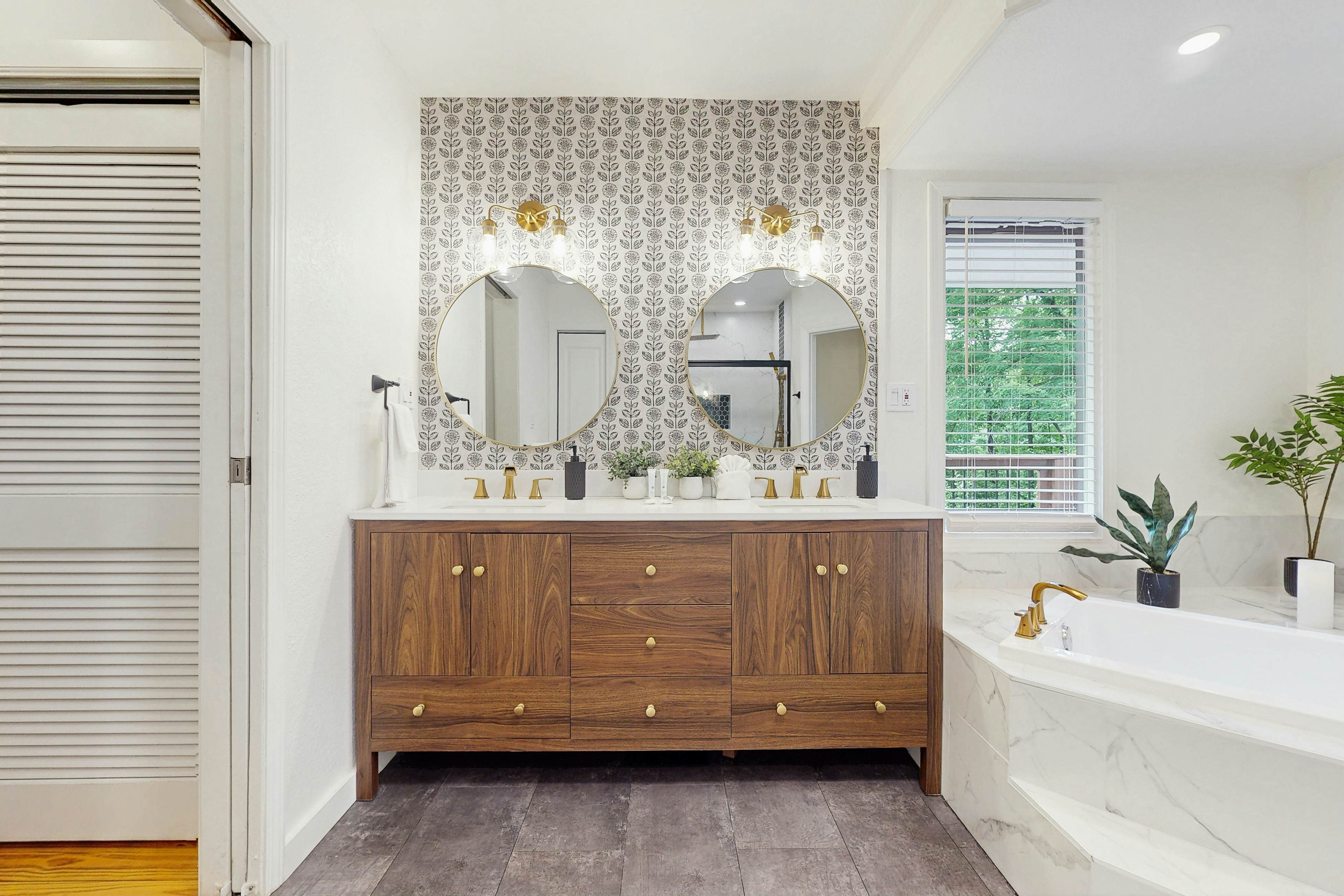 Chalet W Arcade Games, Sleeps 12・Large Yard・Resort Amenities