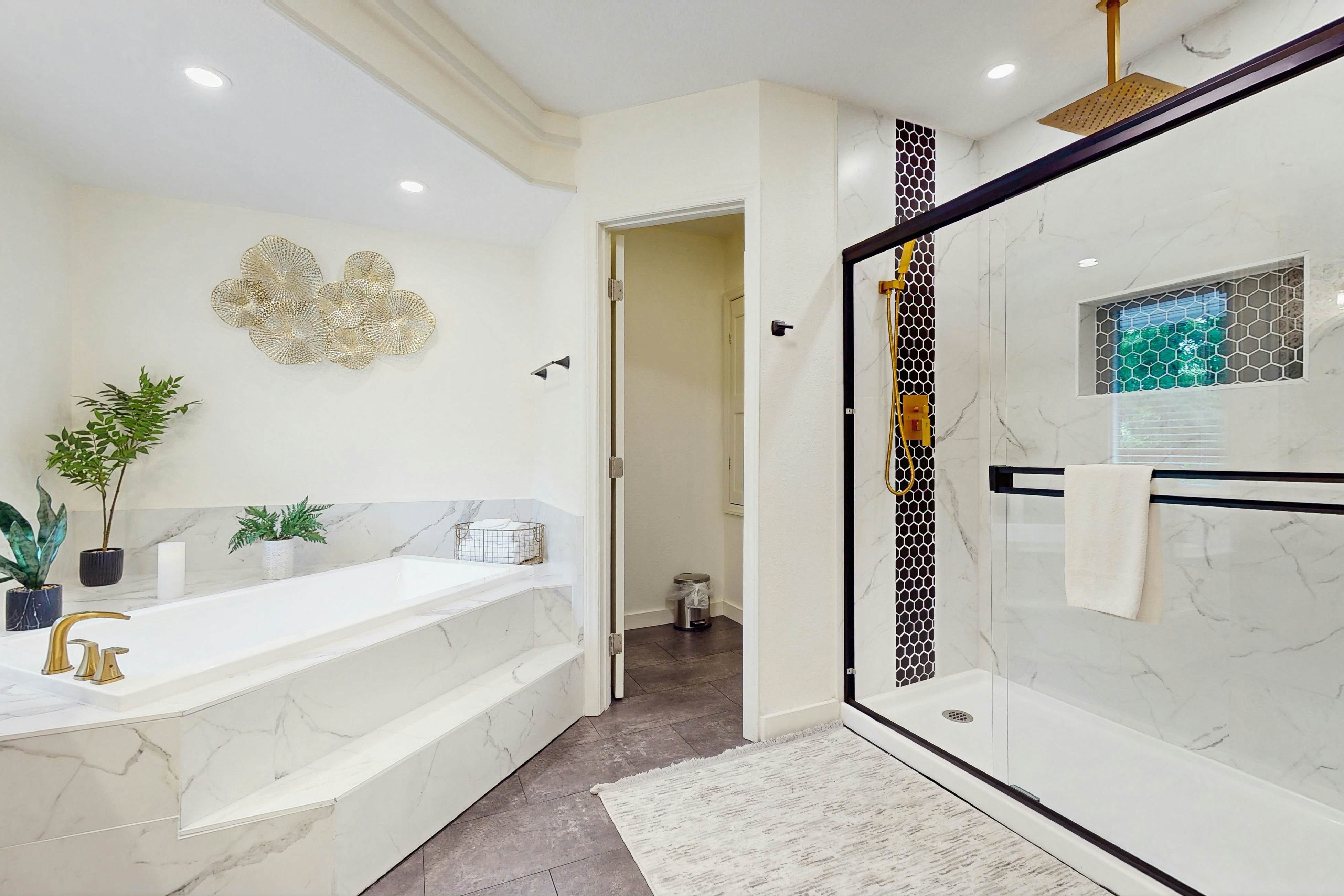 Chalet W Arcade Games, Sleeps 12・Large Yard・Resort Amenities