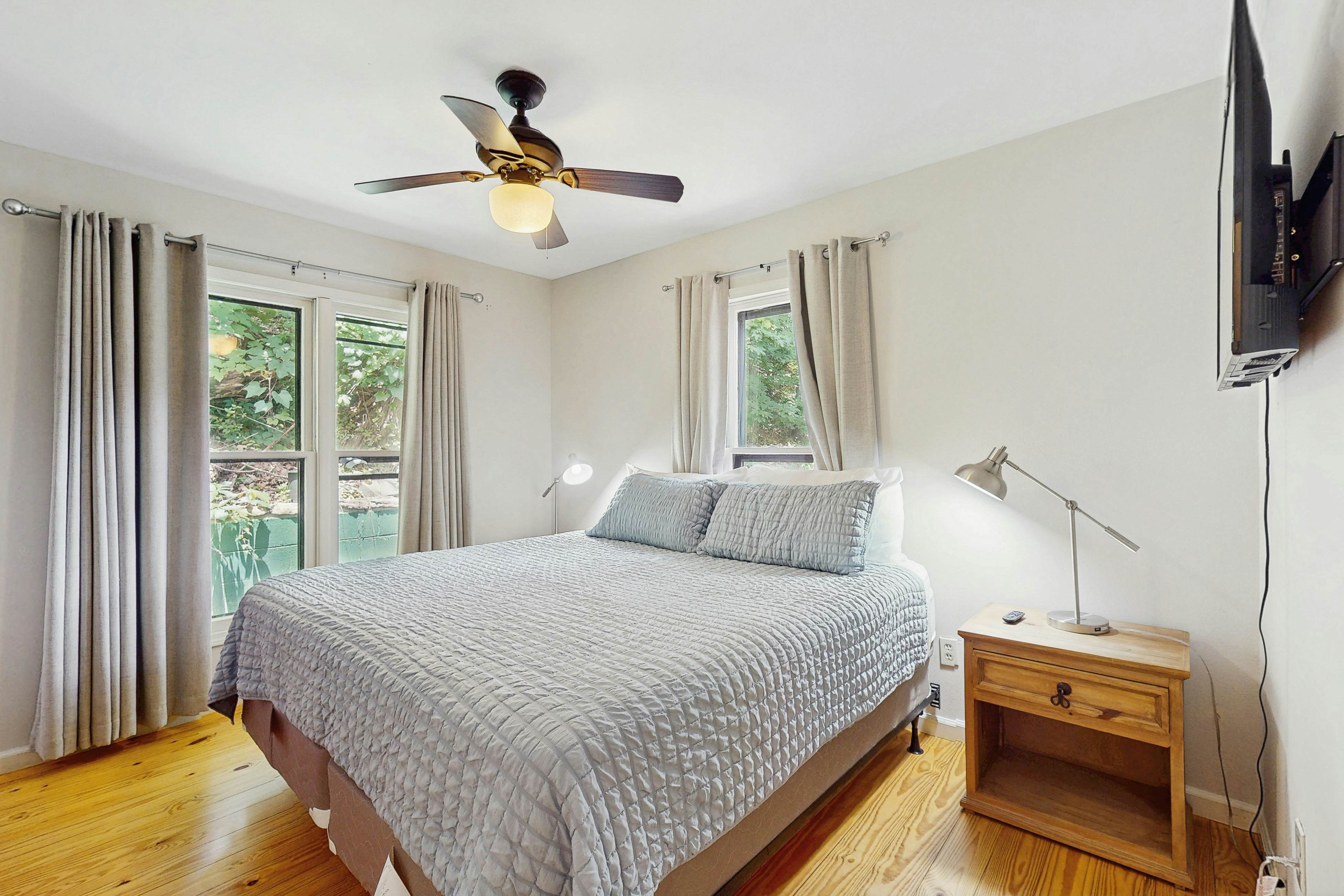 Chalet W Arcade Games, Sleeps 12・Large Yard・Resort Amenities