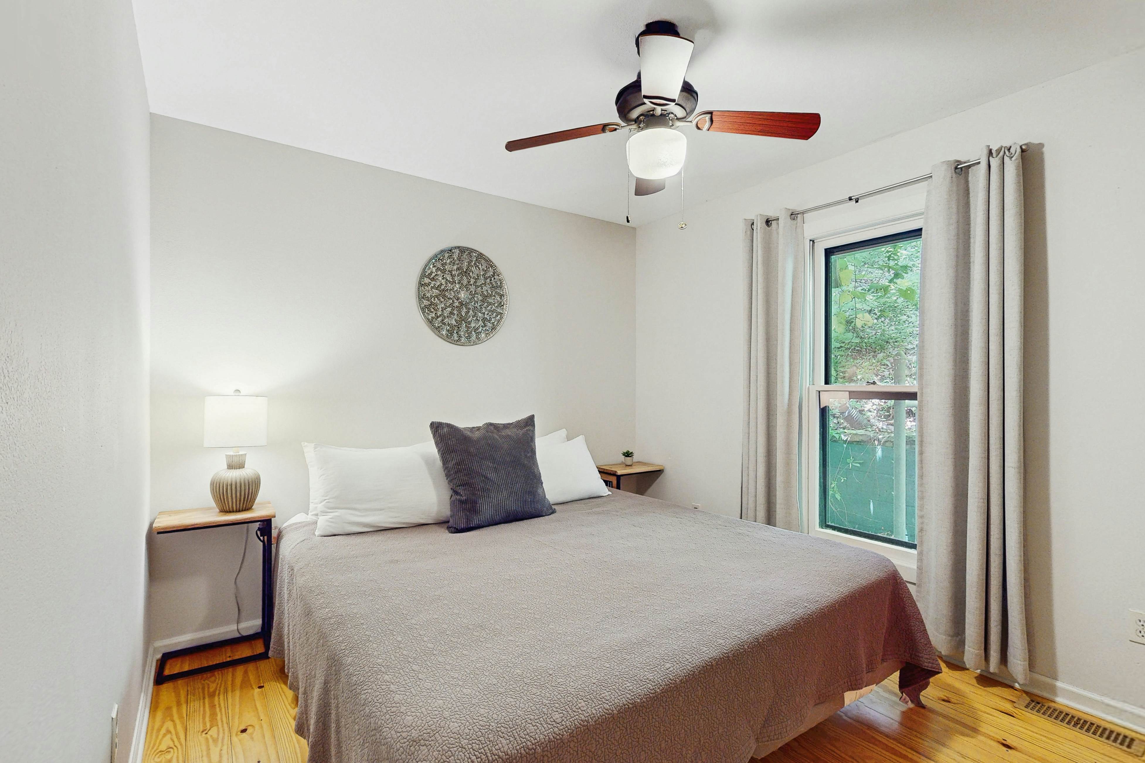 Chalet W Arcade Games, Sleeps 12・Large Yard・Resort Amenities