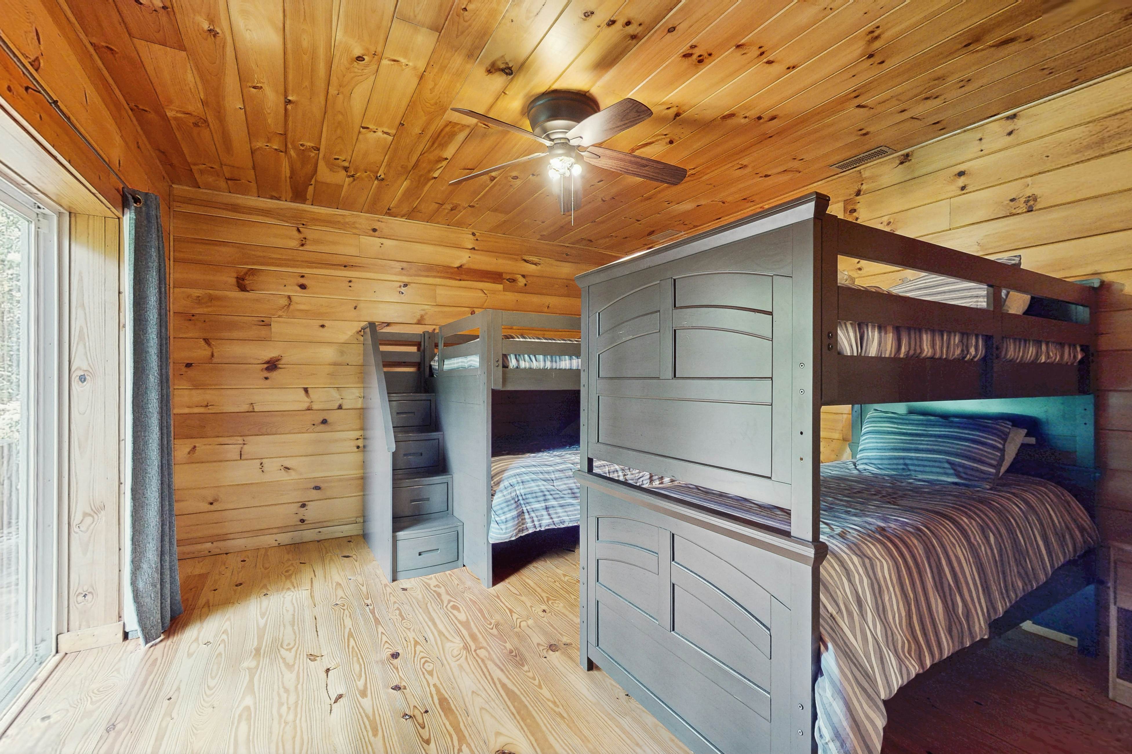 Chalet W Arcade Games, Sleeps 12・Large Yard・Resort Amenities