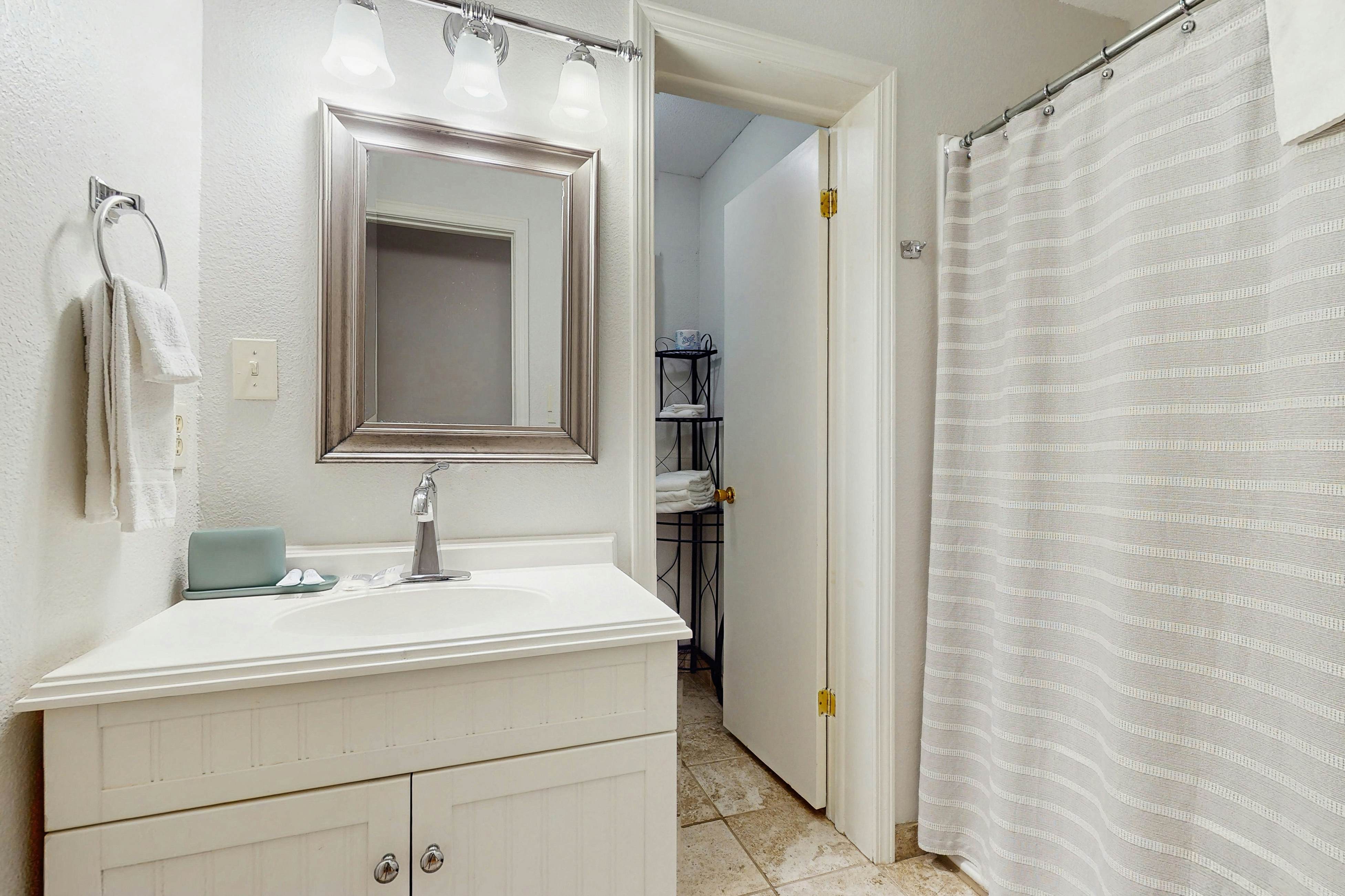 Chalet W Arcade Games, Sleeps 12・Large Yard・Resort Amenities