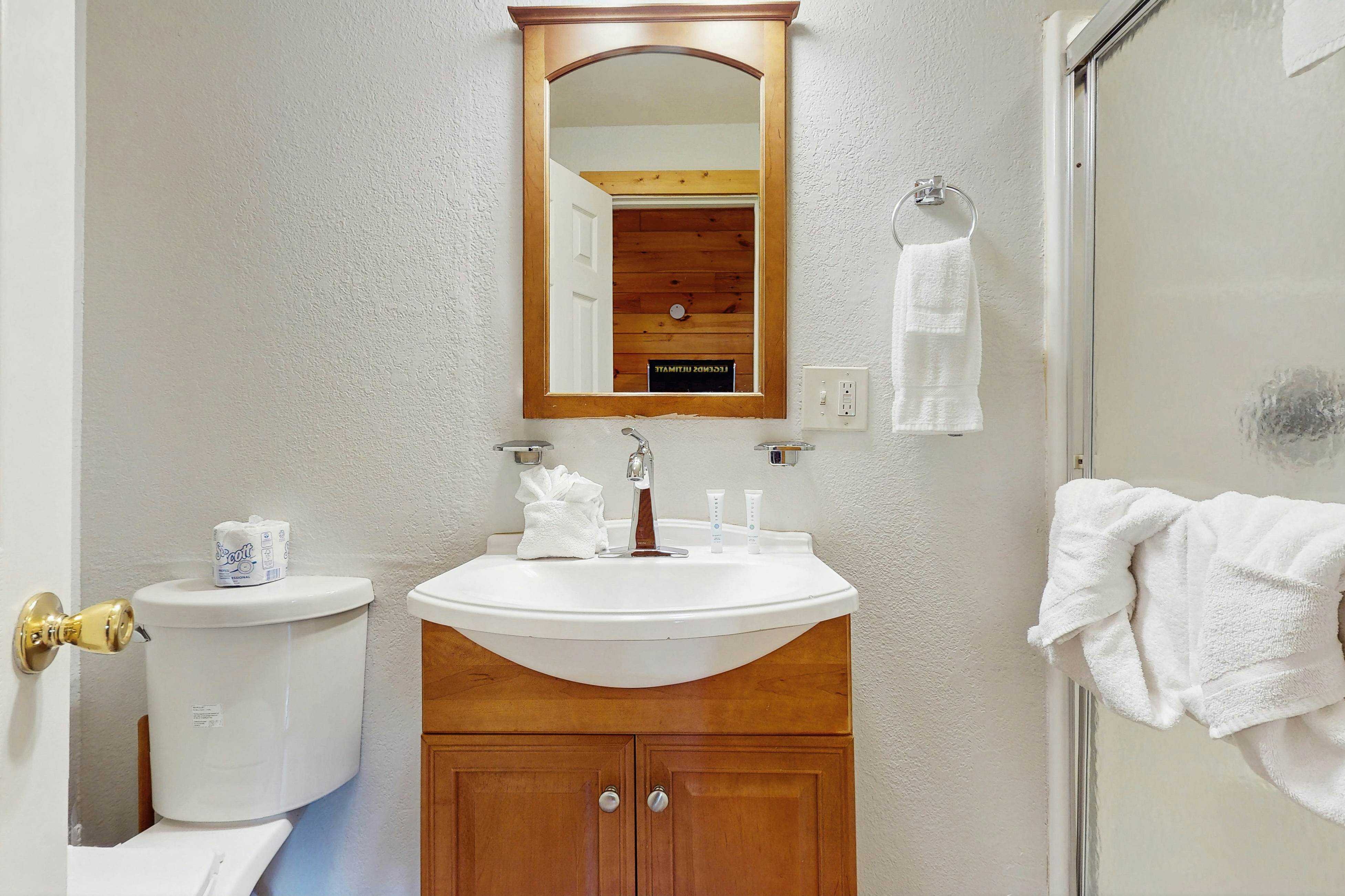 Chalet W Arcade Games, Sleeps 12・Large Yard・Resort Amenities