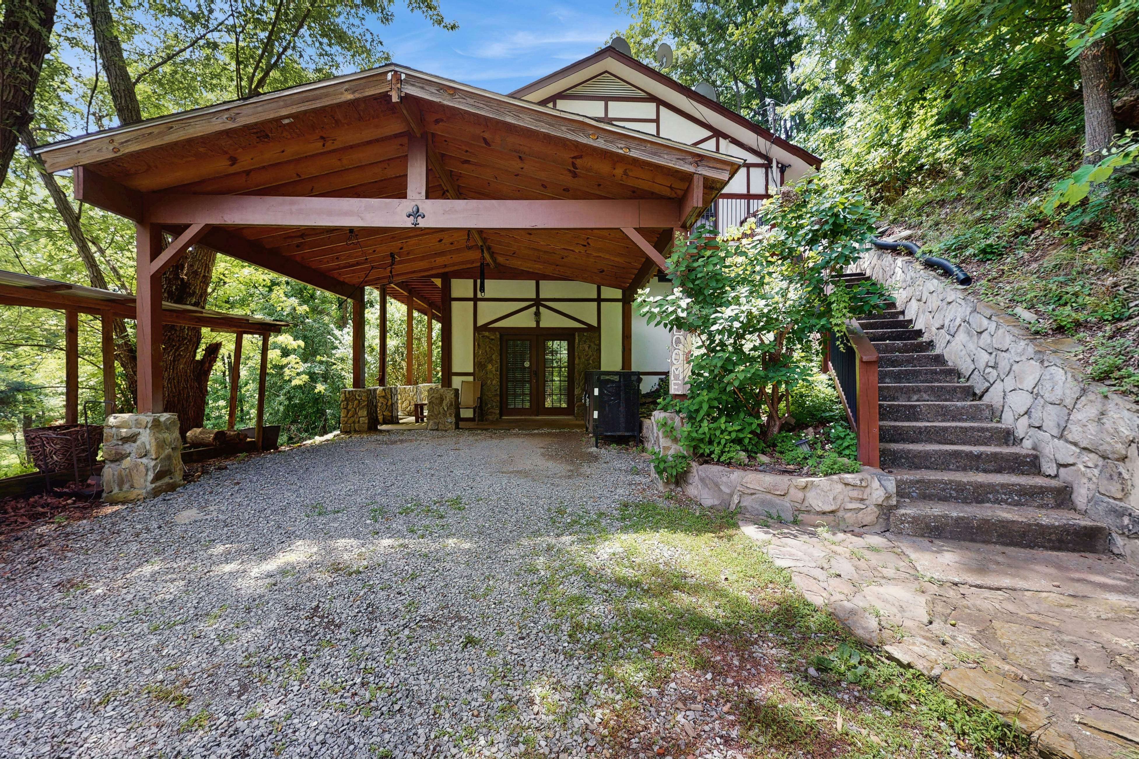 Chalet W Arcade Games, Sleeps 12・Large Yard・Resort Amenities