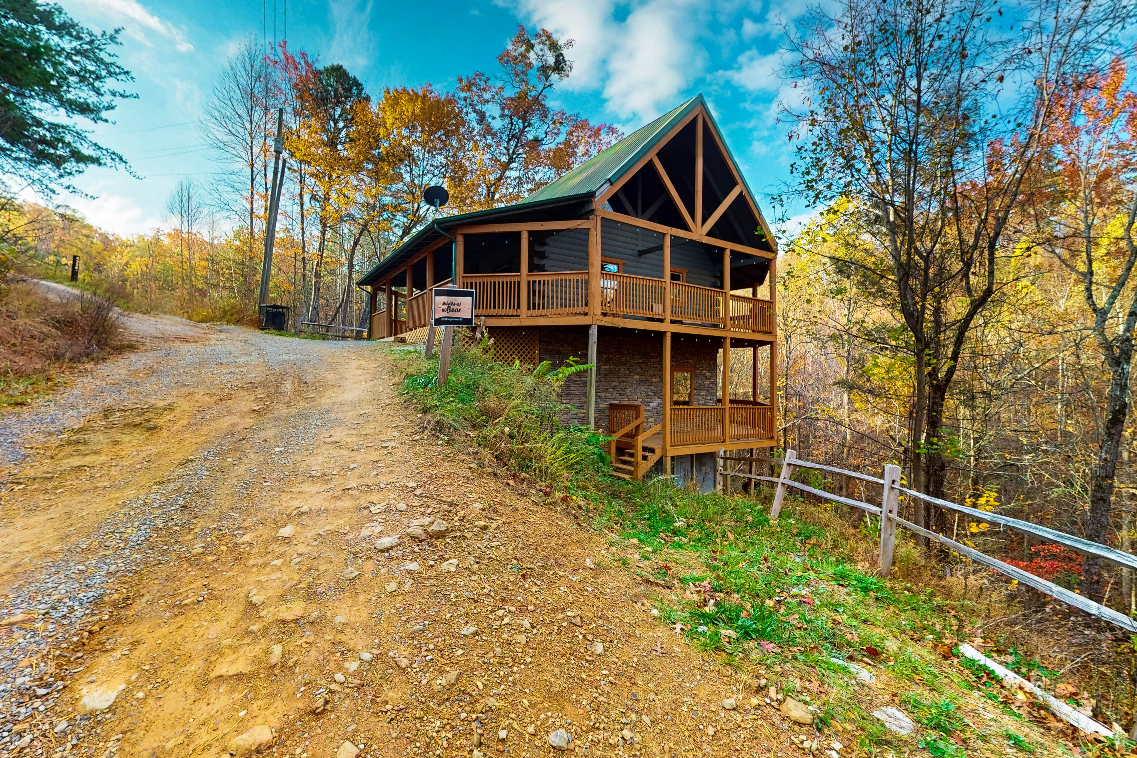 Comfy cabin w/pool table, theater, hot tub, Foosball, & free attraction tickets