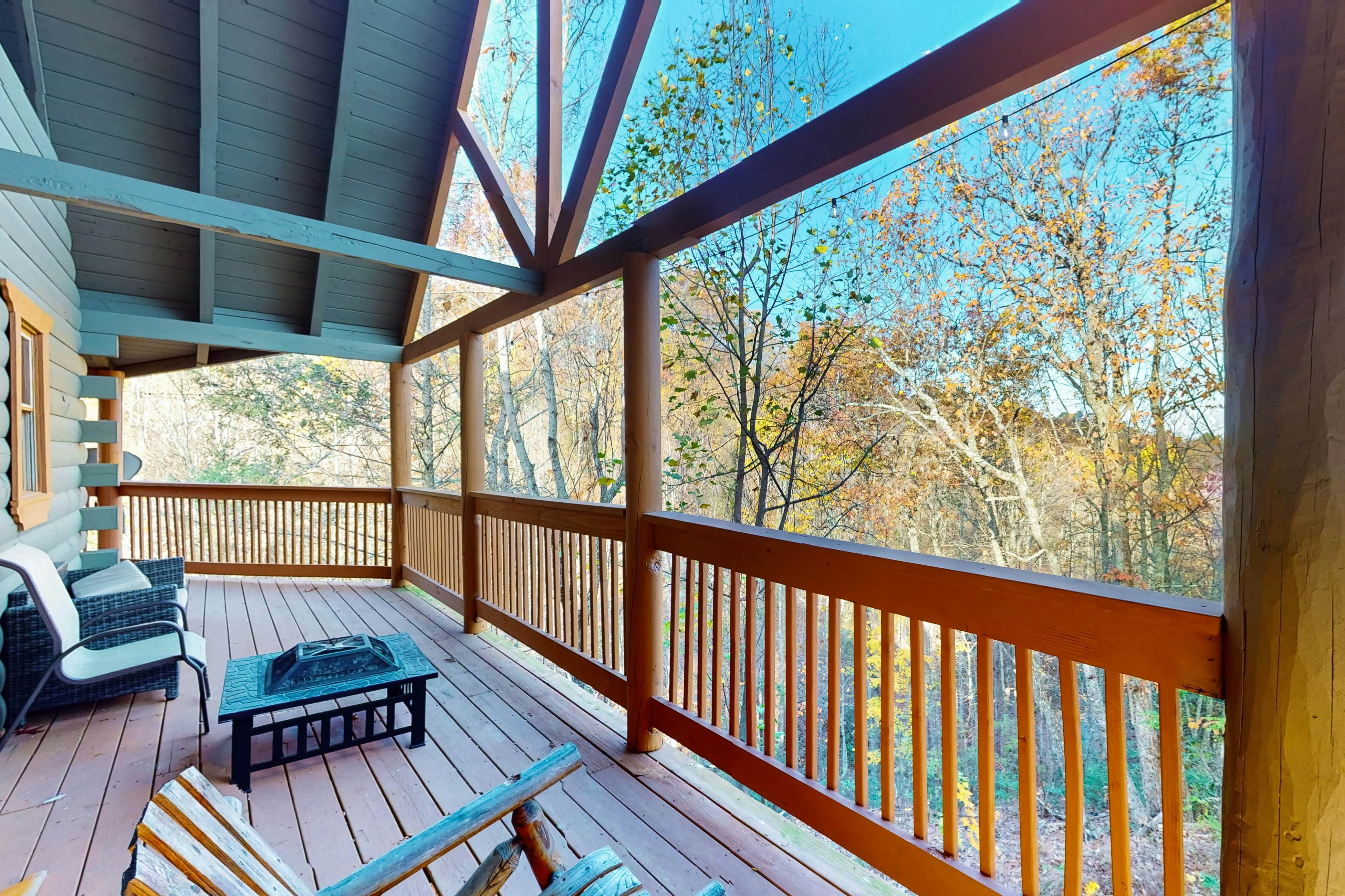 Comfy cabin w/pool table, theater, hot tub, Foosball, & free attraction tickets