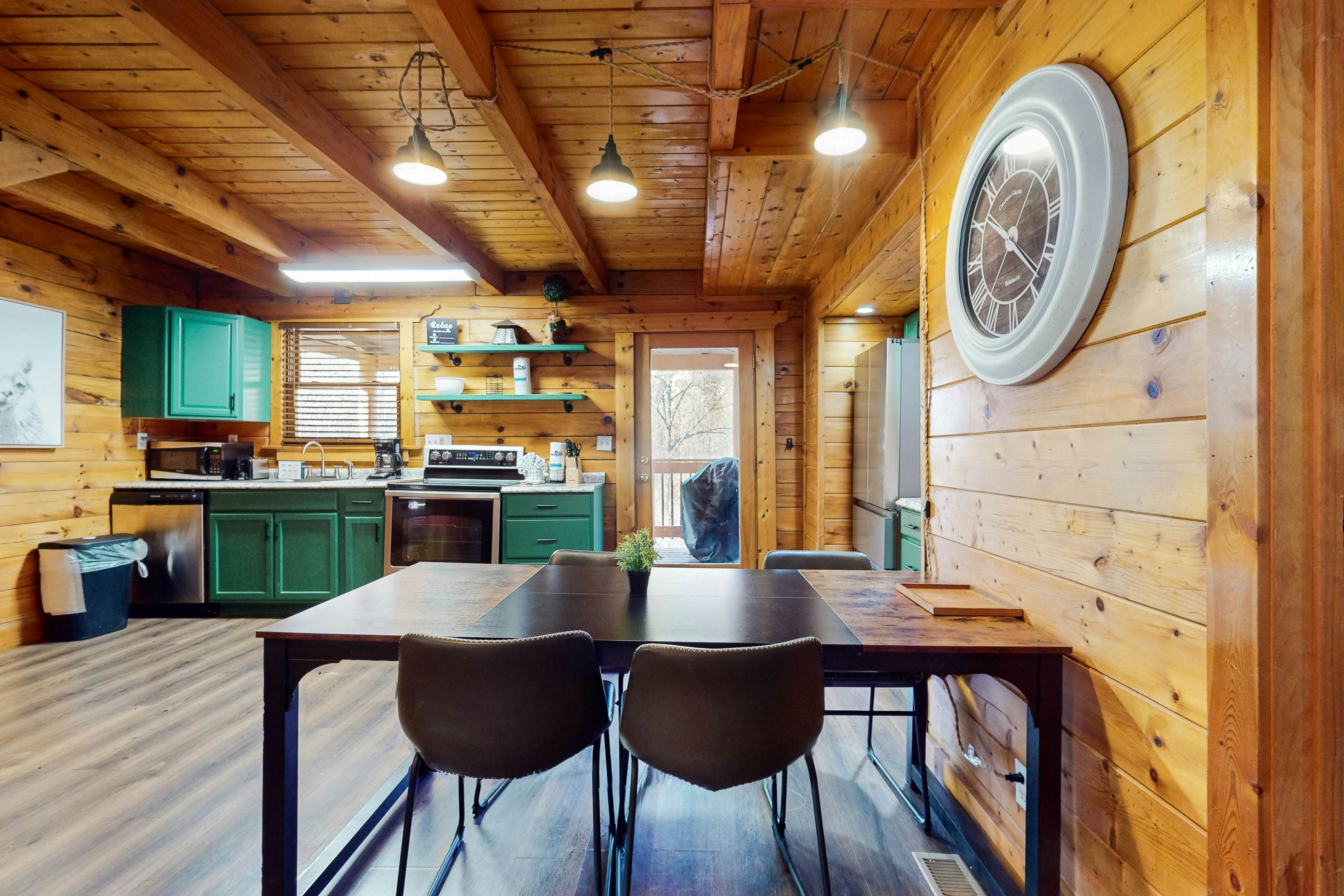 Comfy cabin w/pool table, theater, hot tub, Foosball, & free attraction tickets