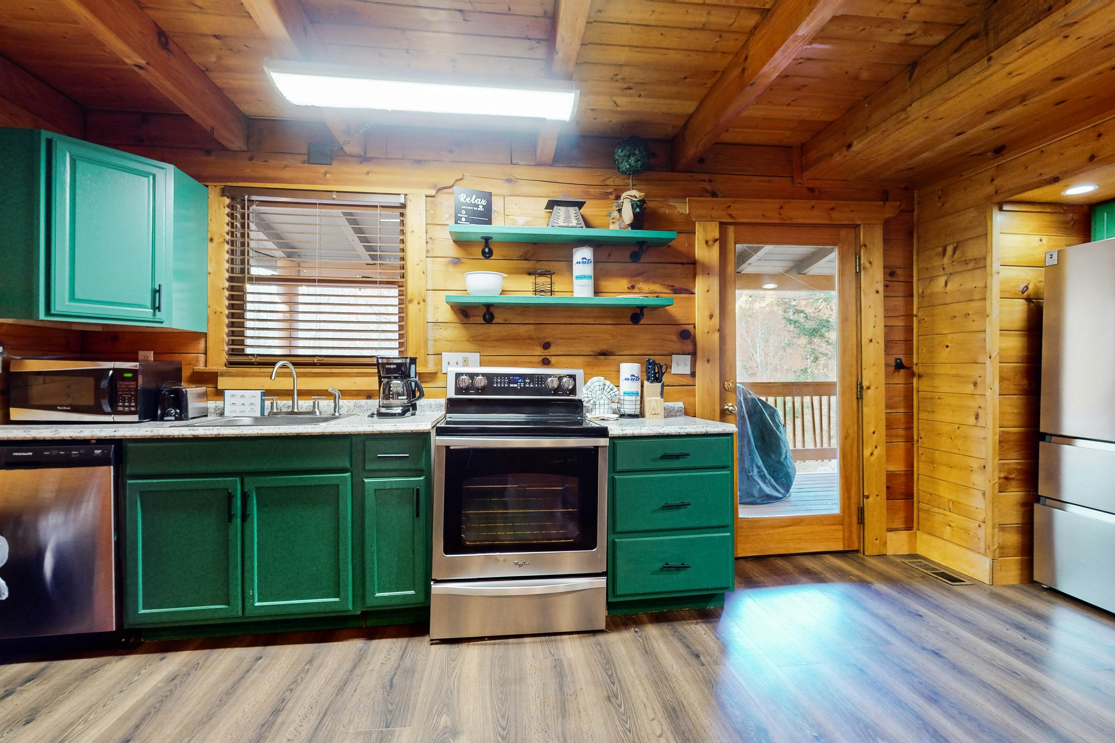 Comfy cabin w/pool table, theater, hot tub, Foosball, & free attraction tickets