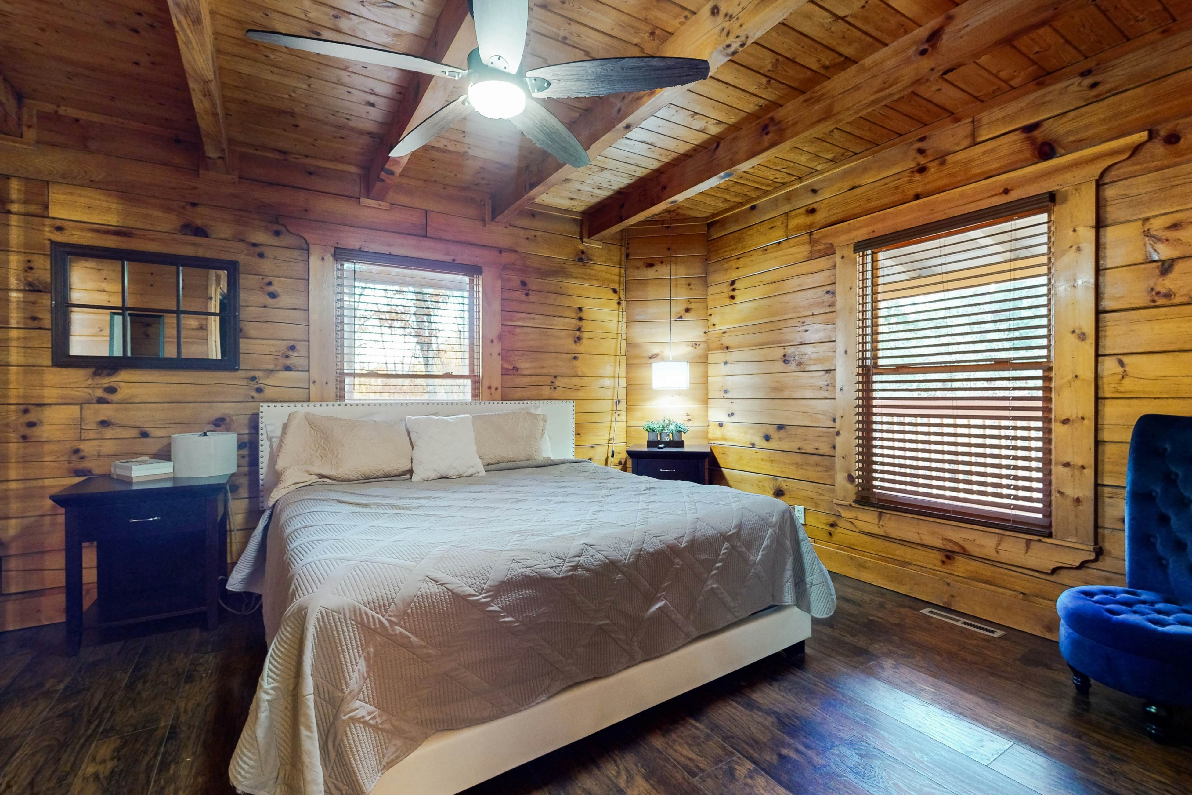Comfy cabin w/pool table, theater, hot tub, Foosball, & free attraction tickets