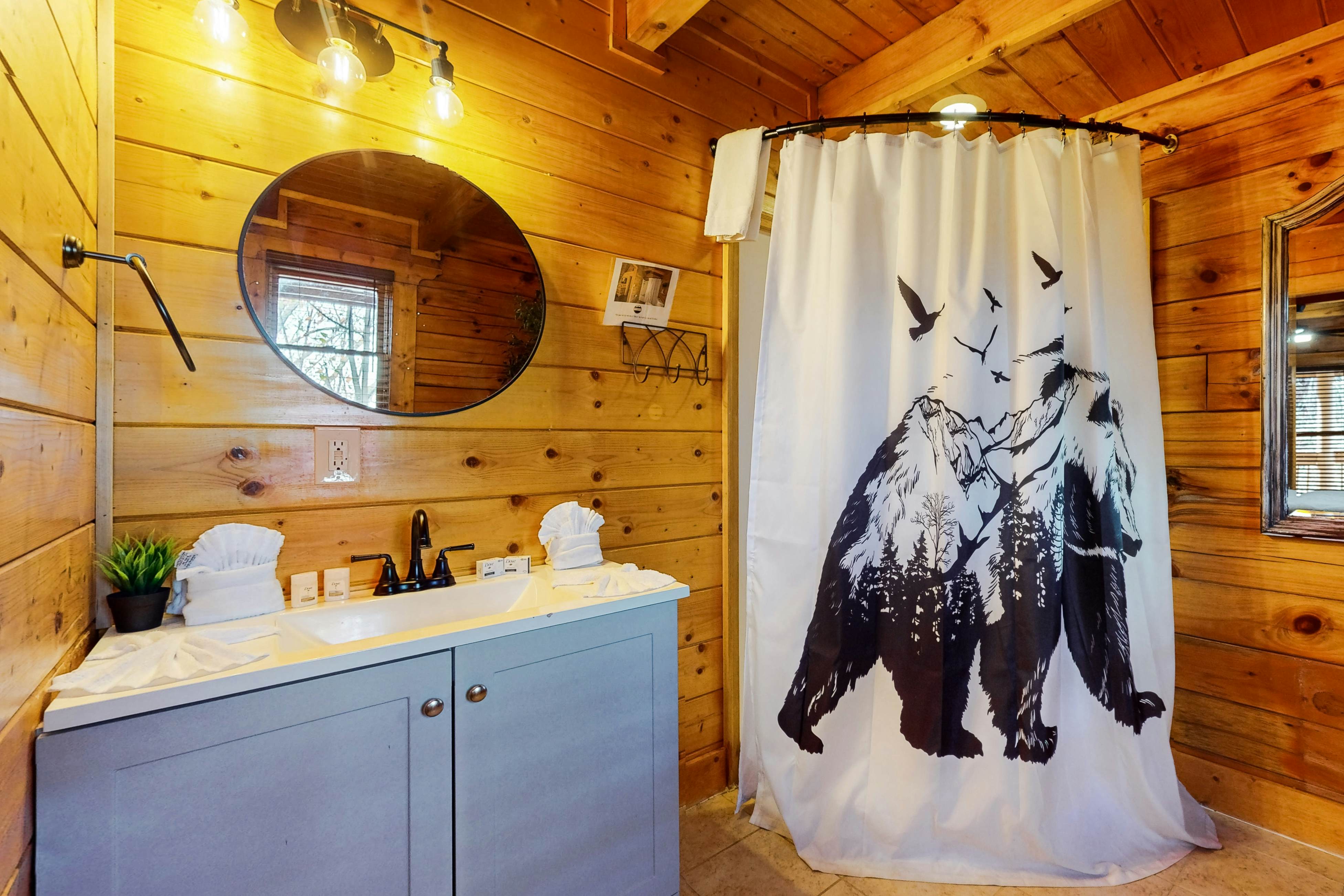 Comfy cabin w/pool table, theater, hot tub, Foosball, & free attraction tickets