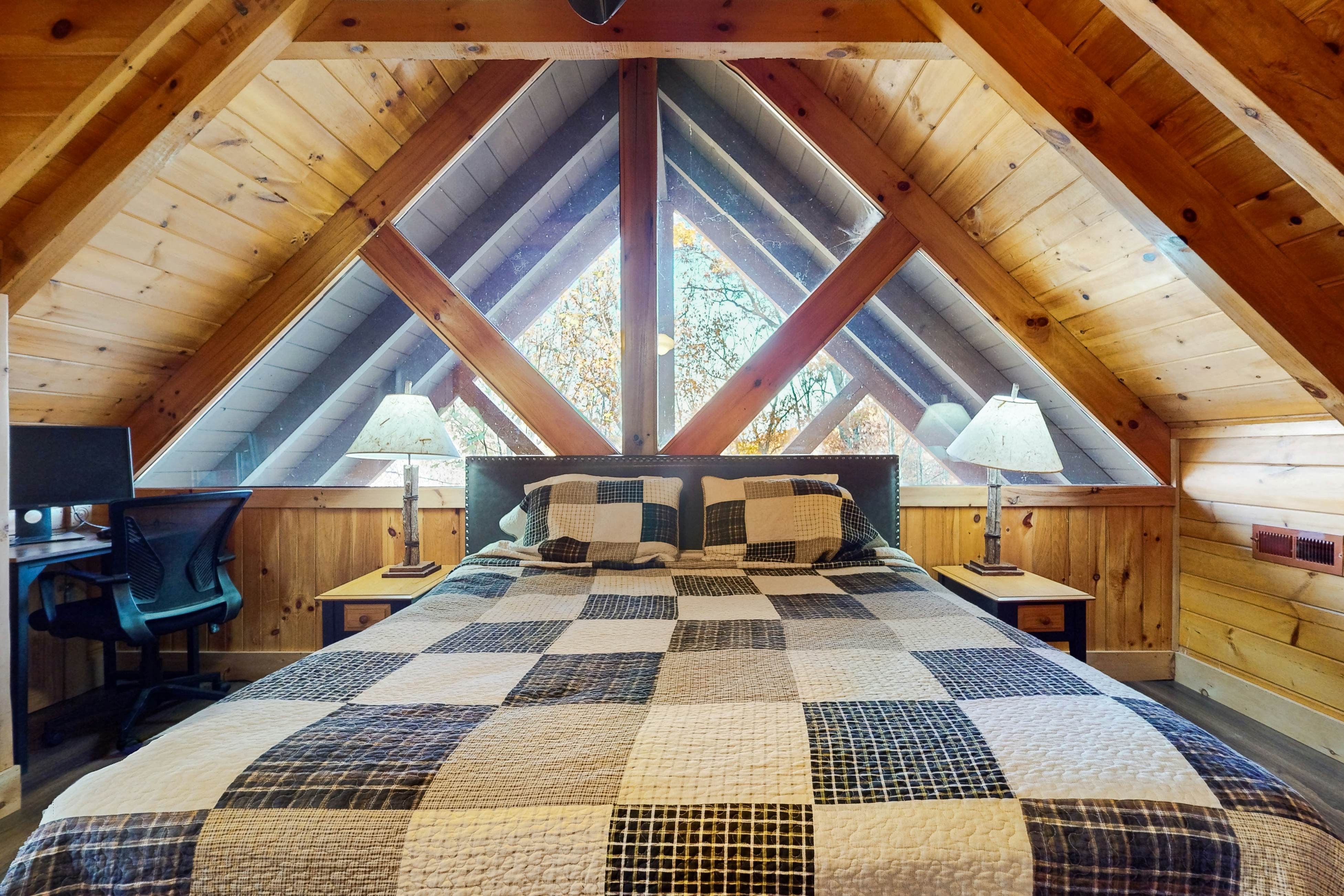 Comfy cabin w/pool table, theater, hot tub, Foosball, & free attraction tickets