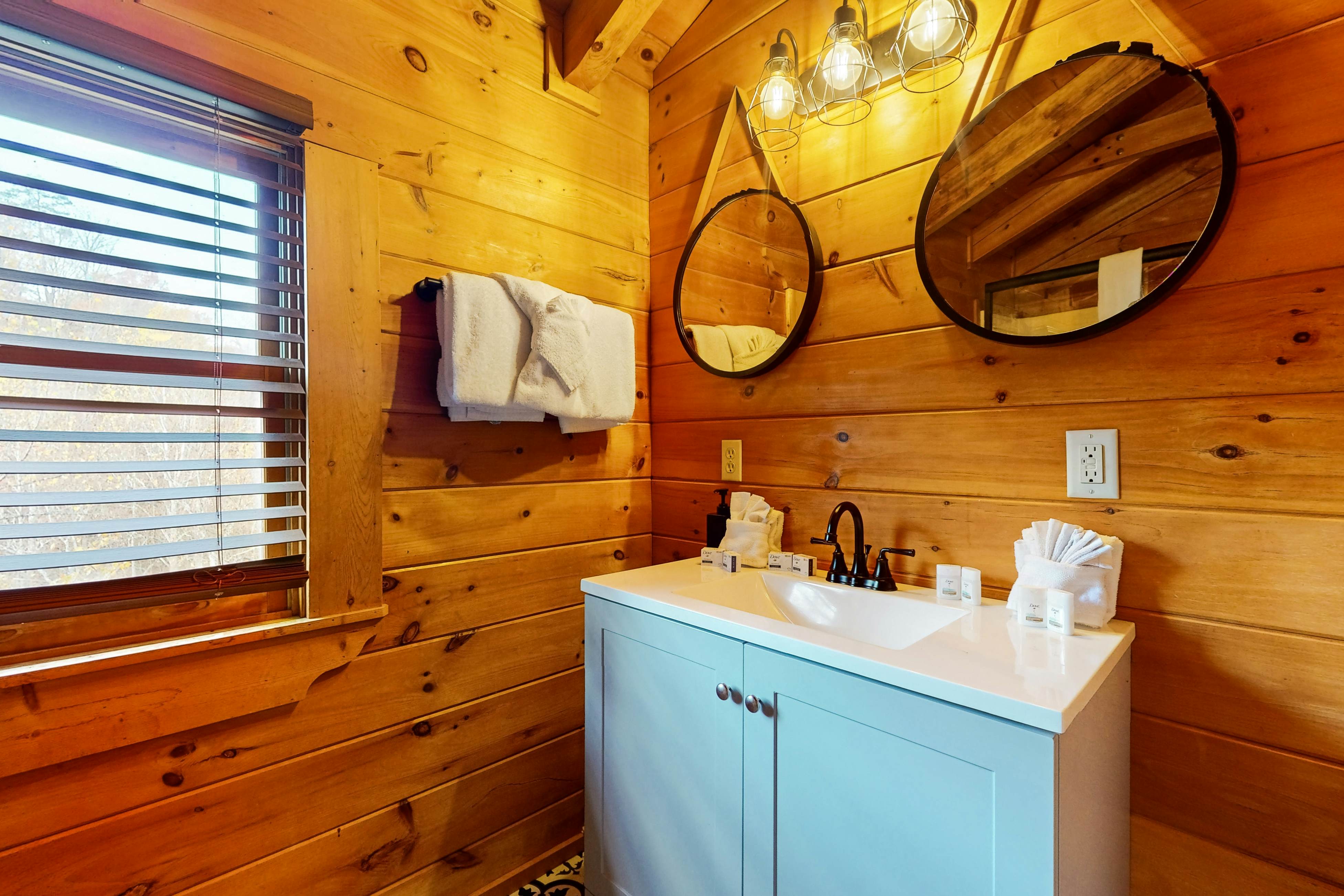 Comfy cabin w/pool table, theater, hot tub, Foosball, & free attraction tickets