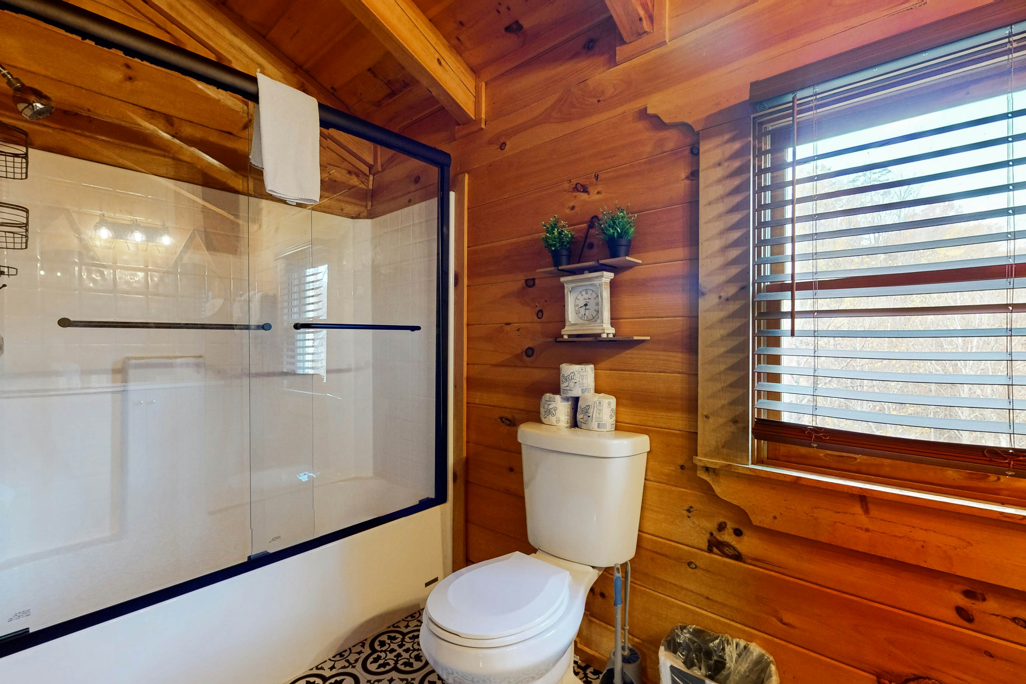 Comfy cabin w/pool table, theater, hot tub, Foosball, & free attraction tickets