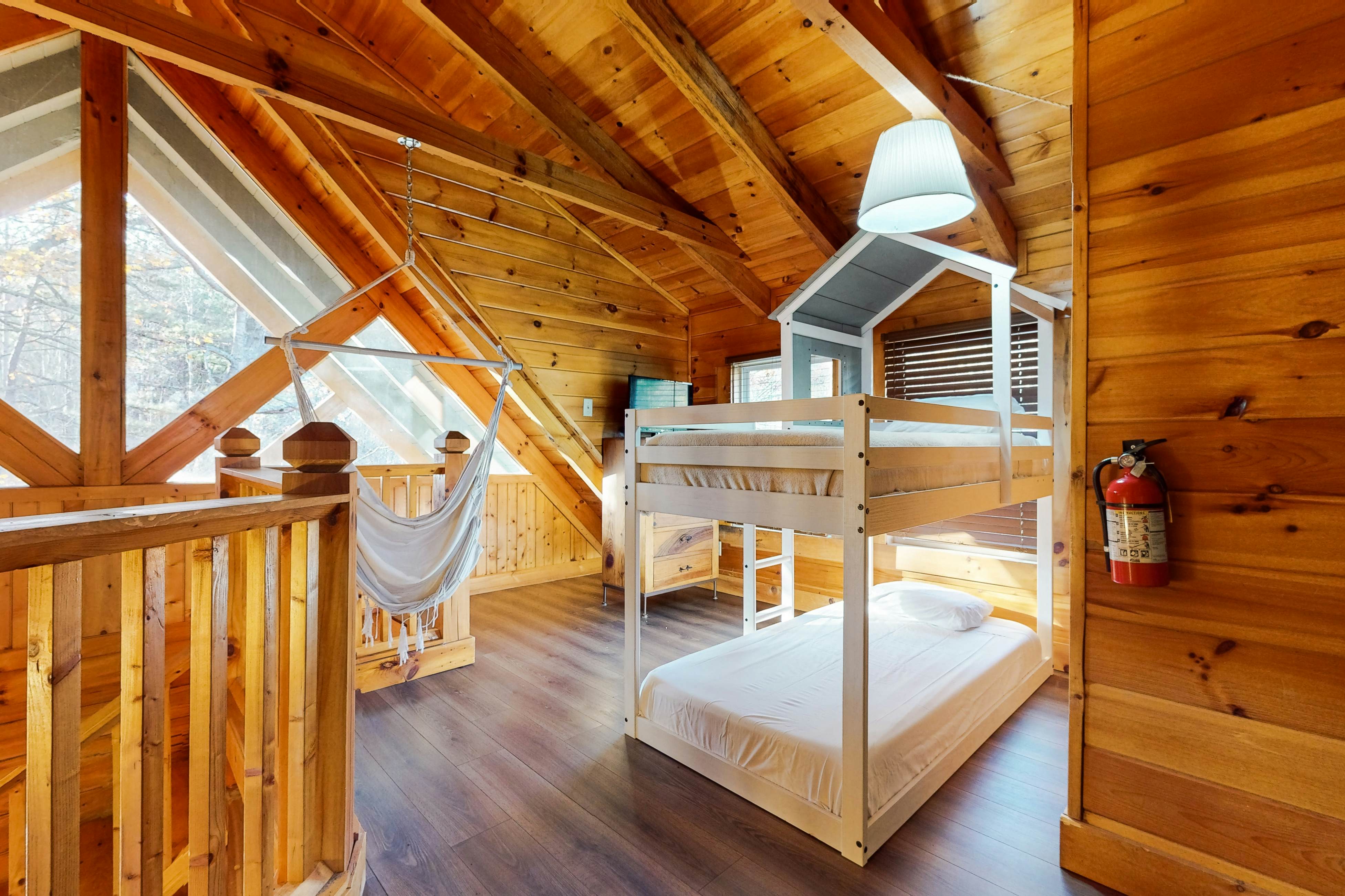 Comfy cabin w/pool table, theater, hot tub, Foosball, & free attraction tickets