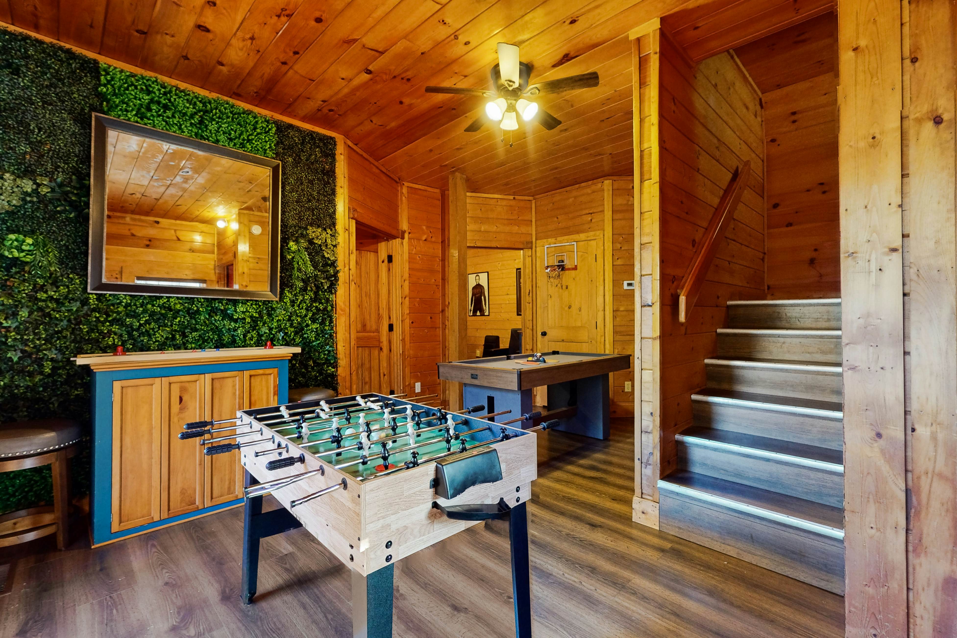 Comfy cabin w/pool table, theater, hot tub, Foosball, & free attraction tickets