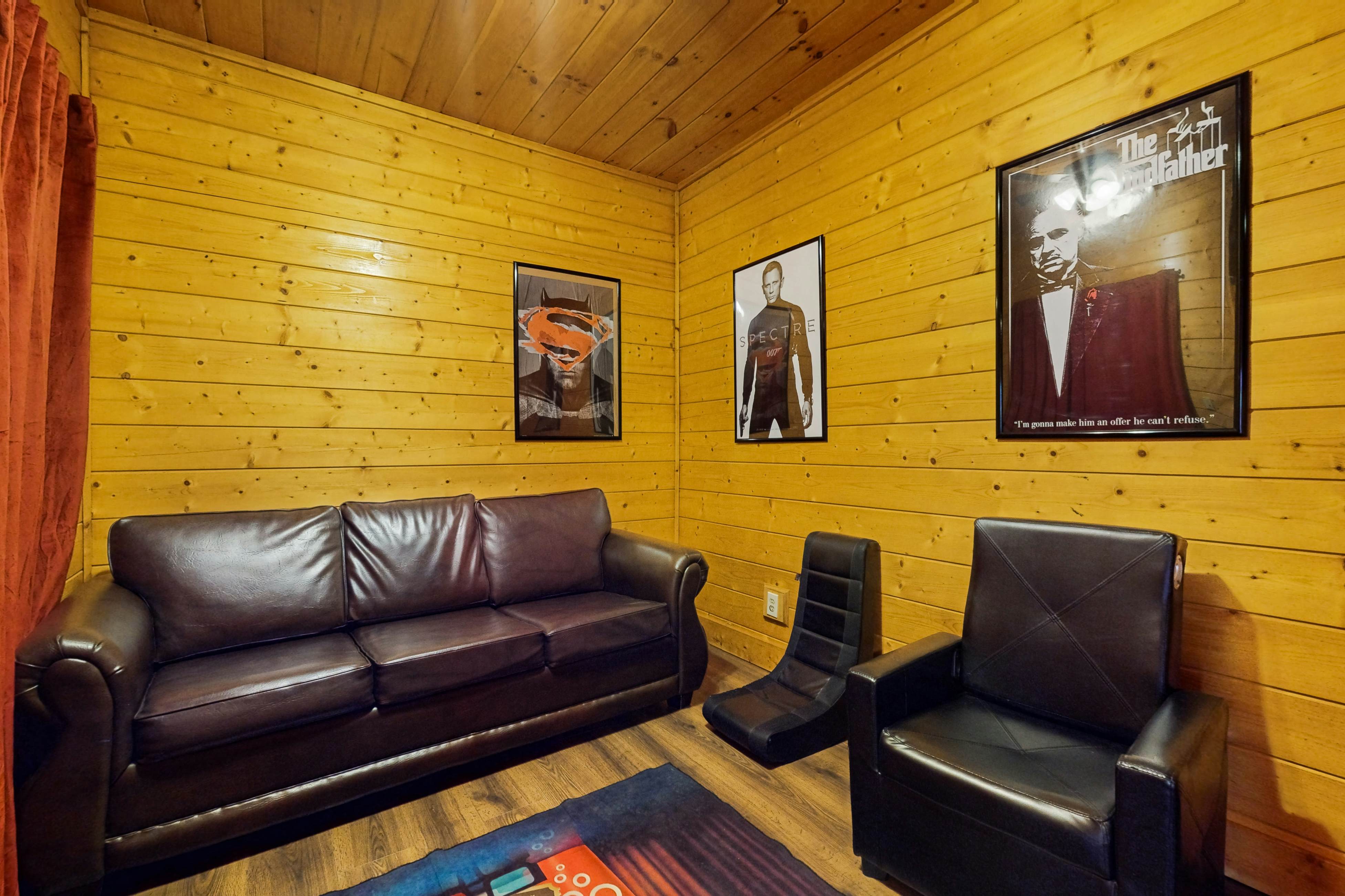 Comfy cabin w/pool table, theater, hot tub, Foosball, & free attraction tickets