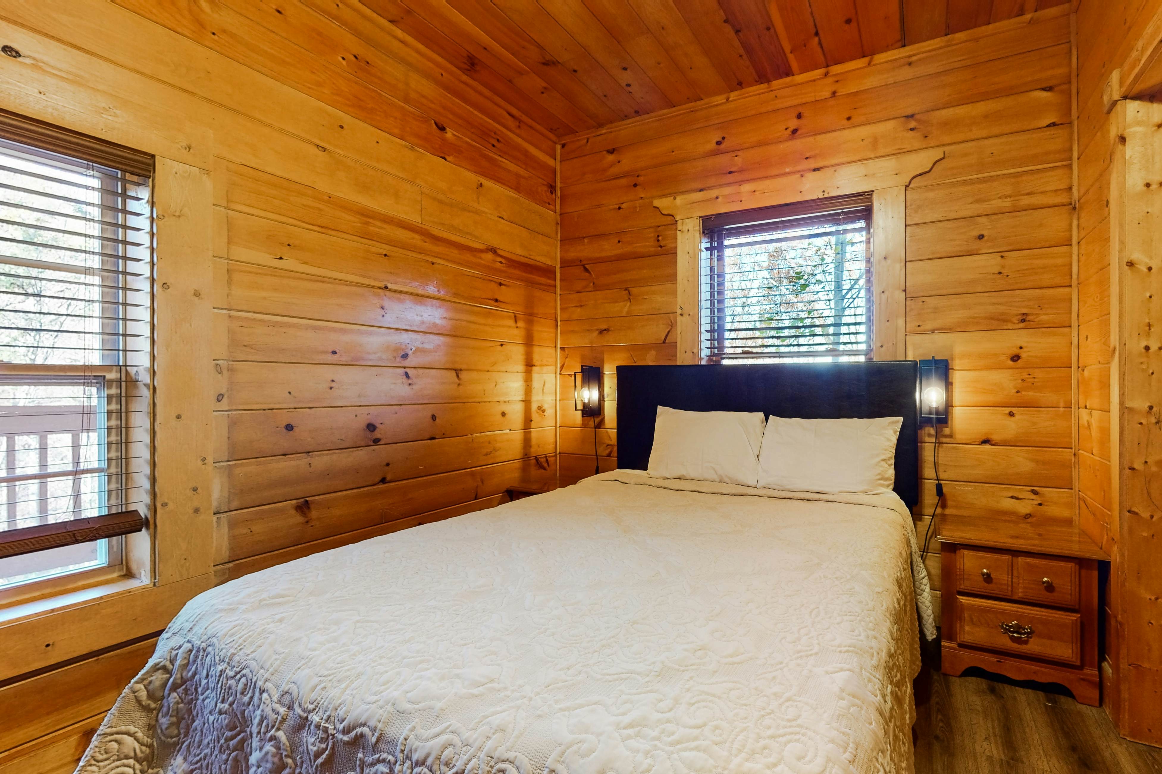 Comfy cabin w/pool table, theater, hot tub, Foosball, & free attraction tickets