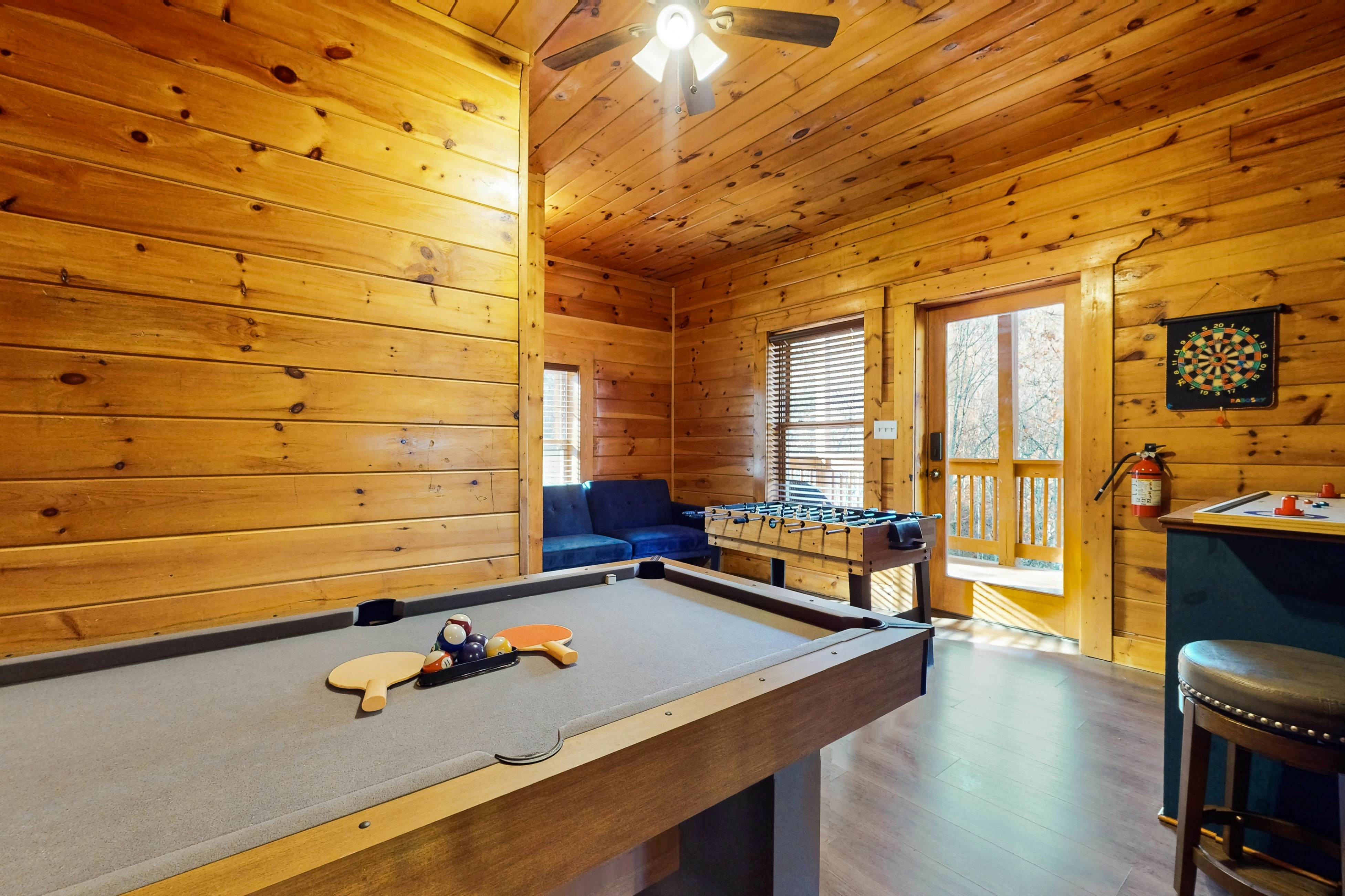 Comfy cabin w/pool table, theater, hot tub, Foosball, & free attraction tickets
