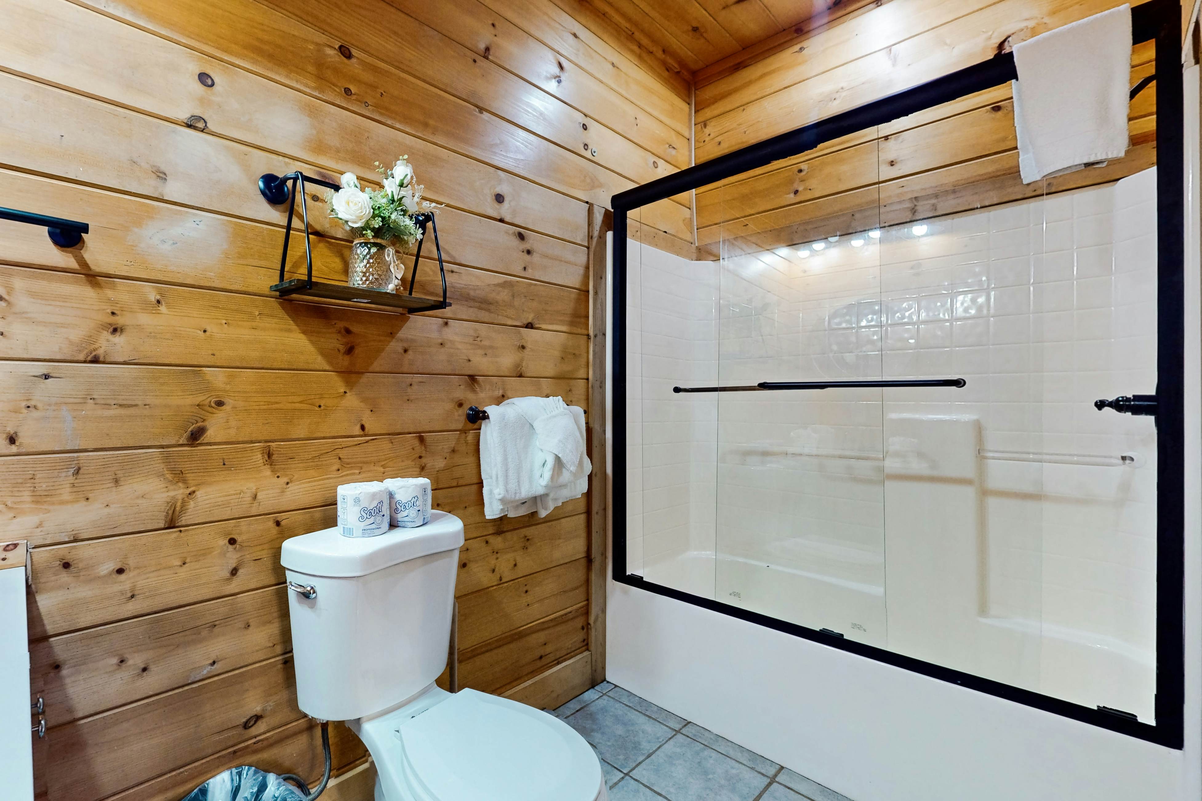 Comfy cabin w/pool table, theater, hot tub, Foosball, & free attraction tickets