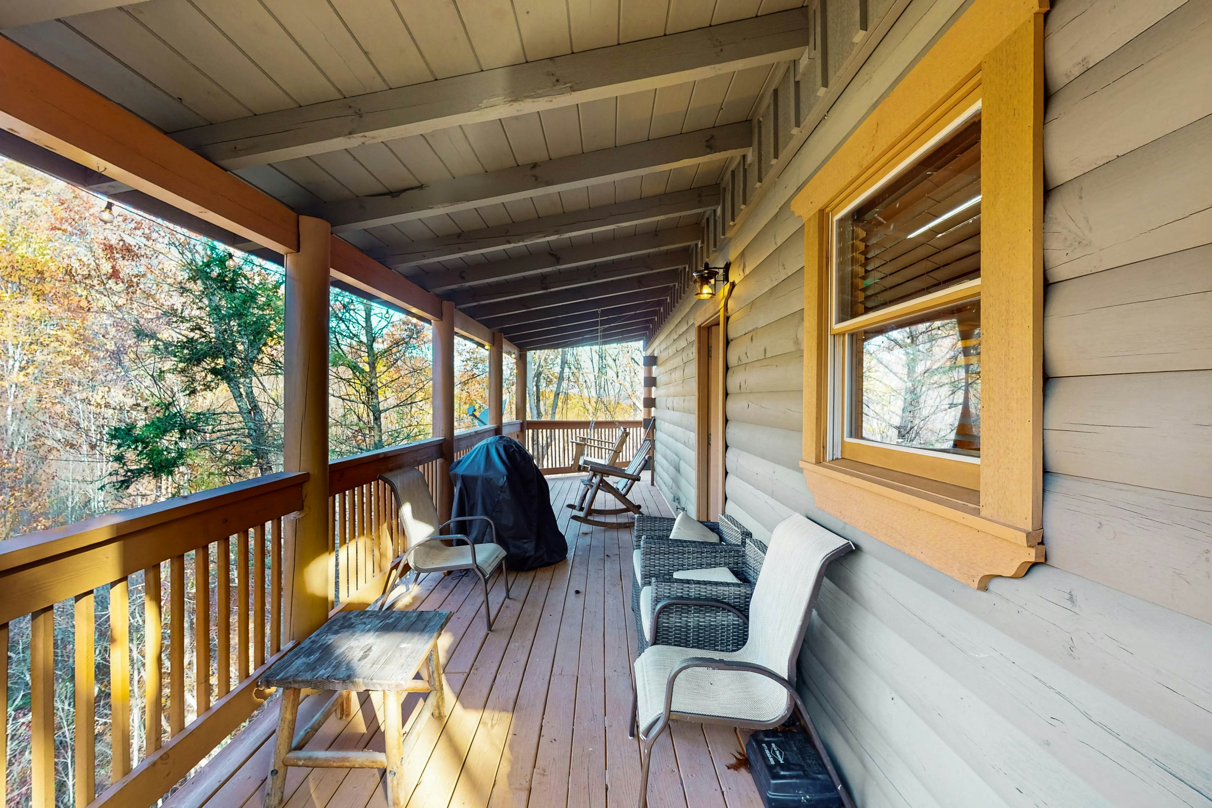 Comfy cabin w/pool table, theater, hot tub, Foosball, & free attraction tickets