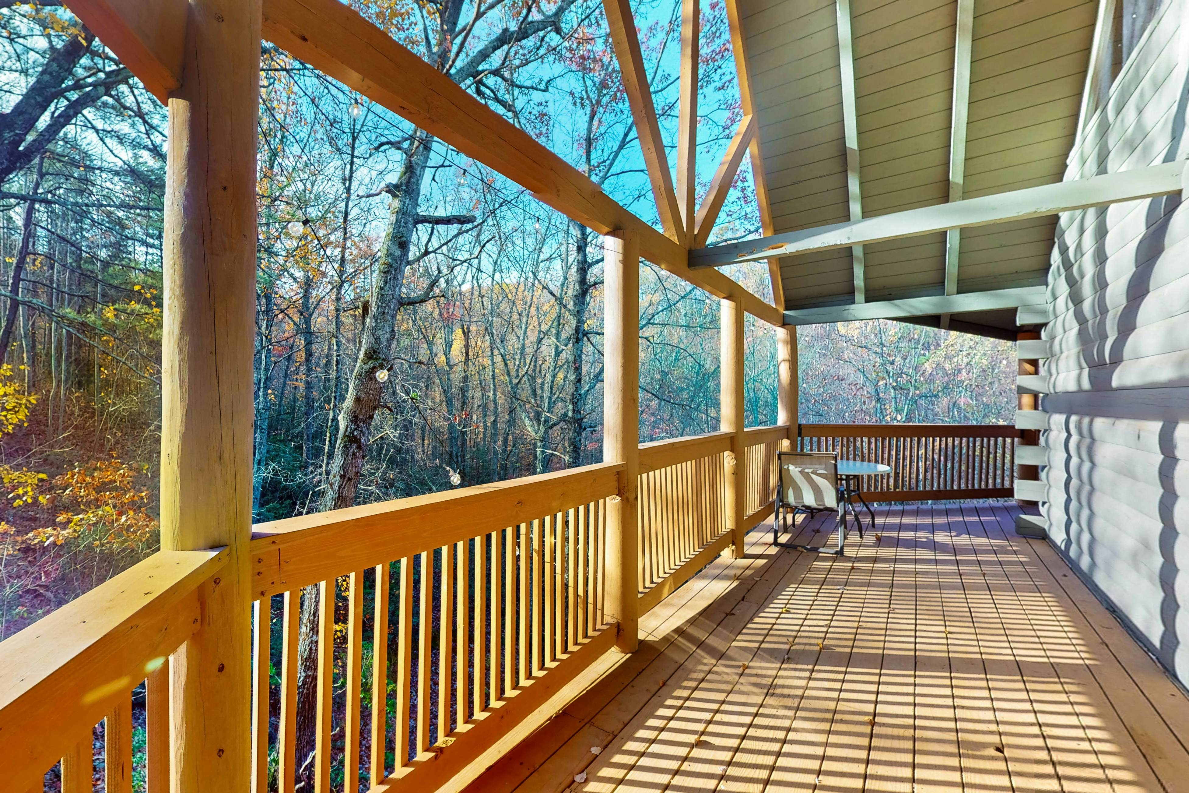 Comfy cabin w/pool table, theater, hot tub, Foosball, & free attraction tickets