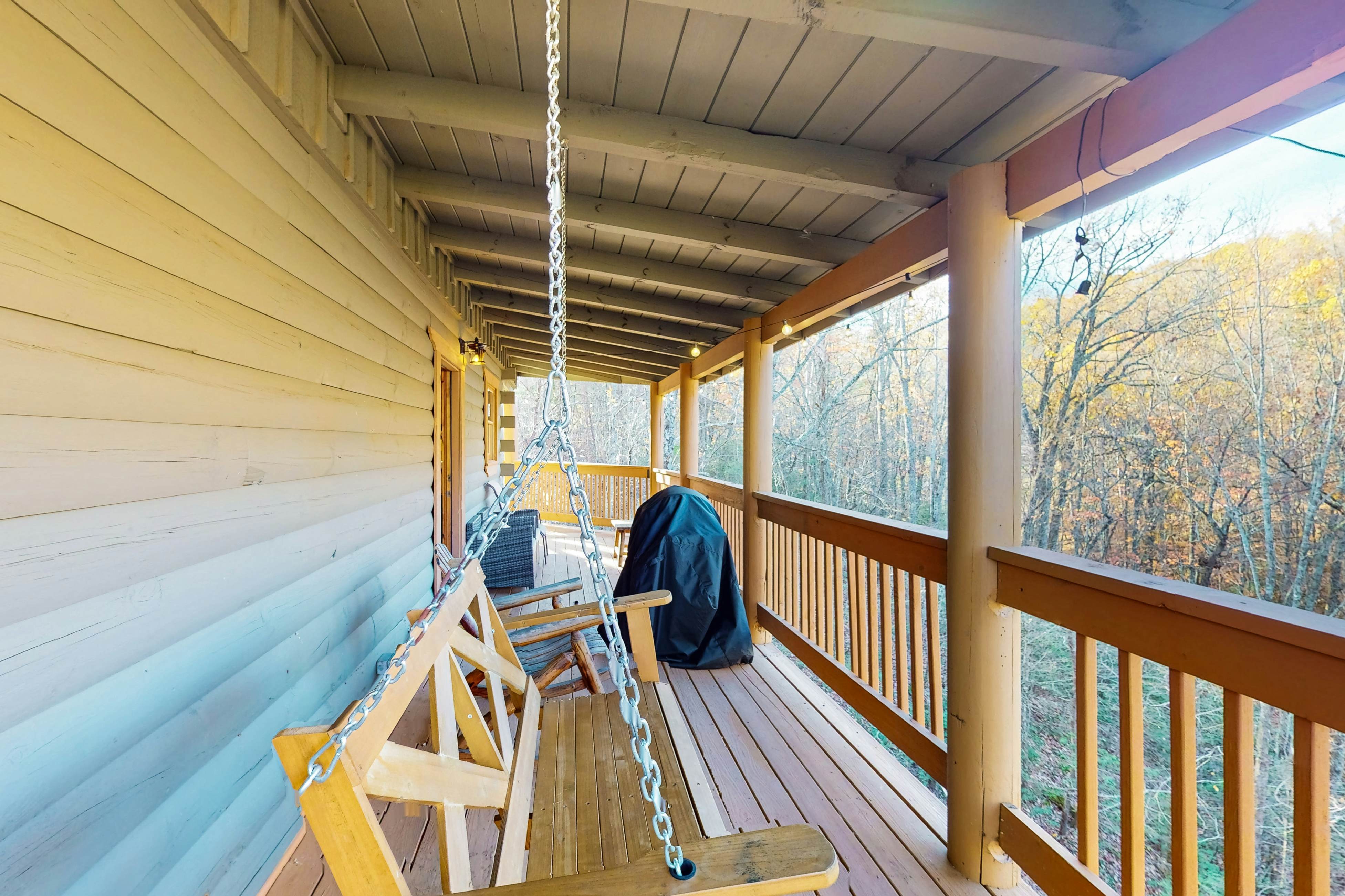 Comfy cabin w/pool table, theater, hot tub, Foosball, & free attraction tickets