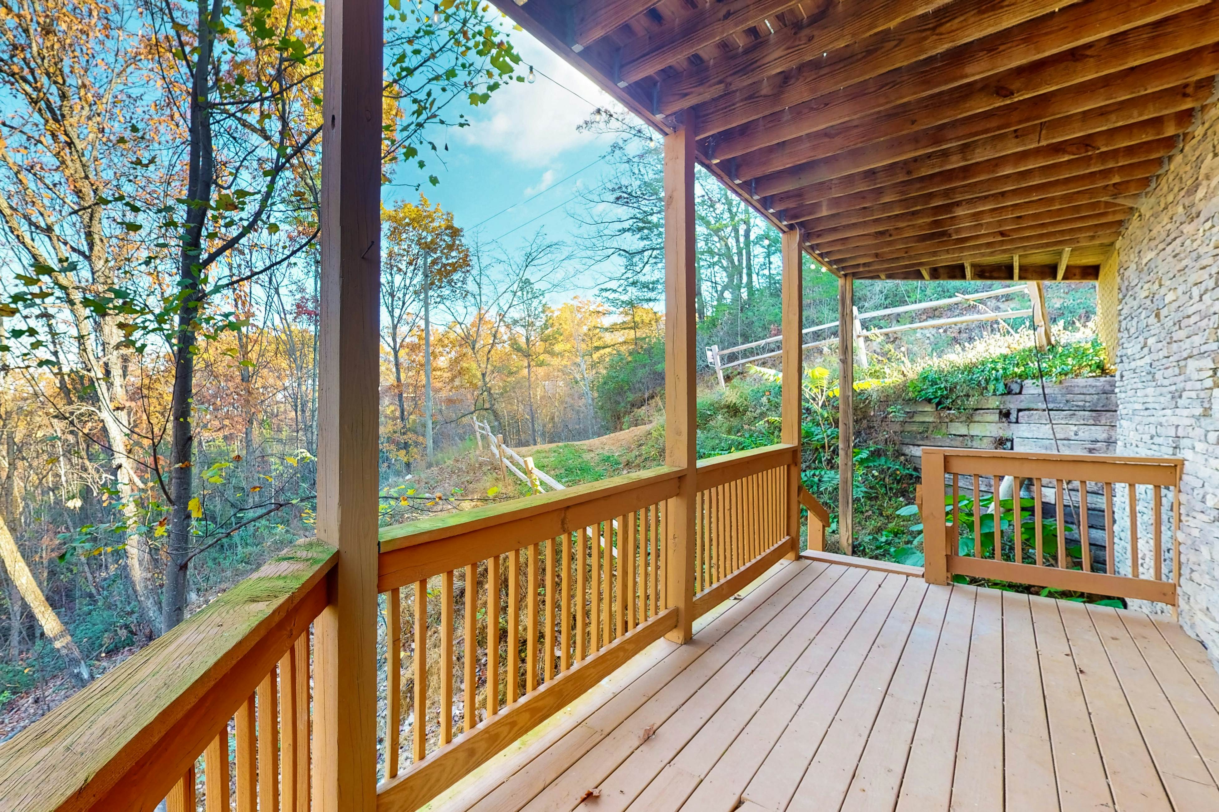 Comfy cabin w/pool table, theater, hot tub, Foosball, & free attraction tickets