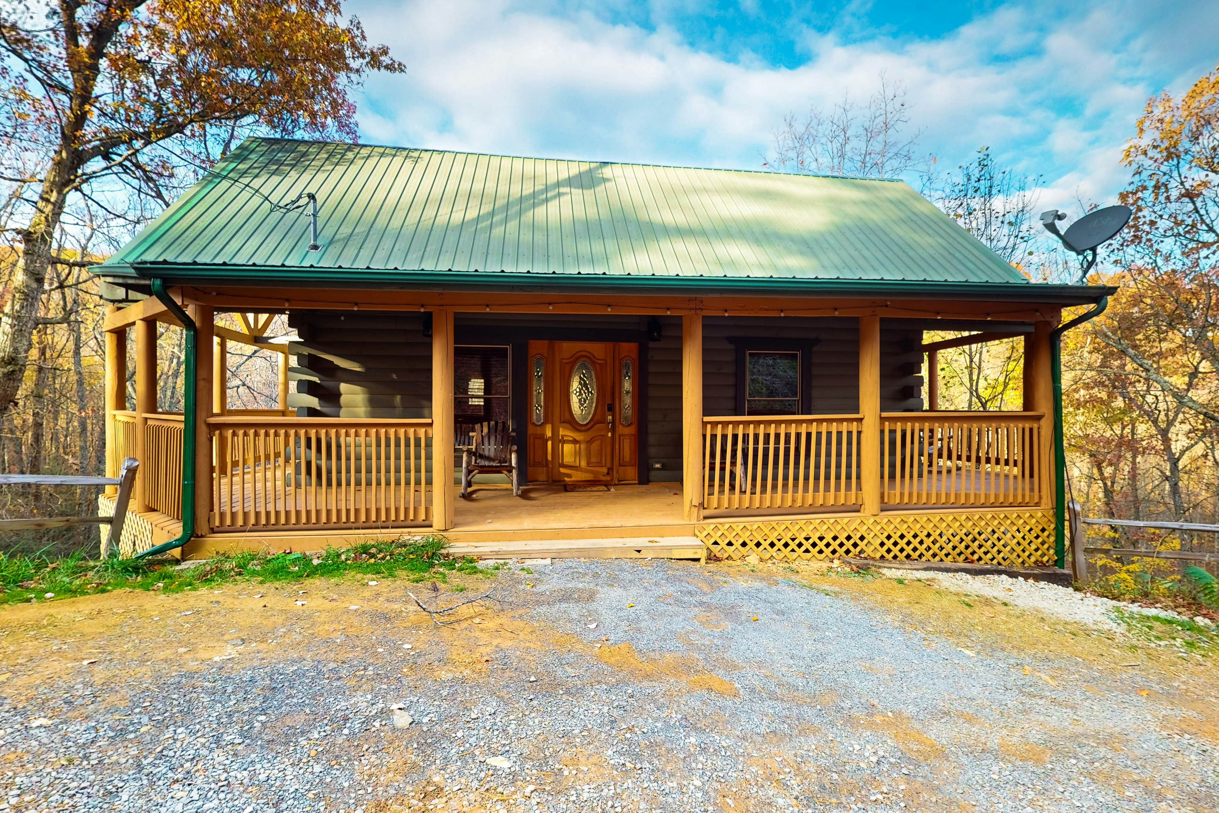 Comfy cabin w/pool table, theater, hot tub, Foosball, & free attraction tickets