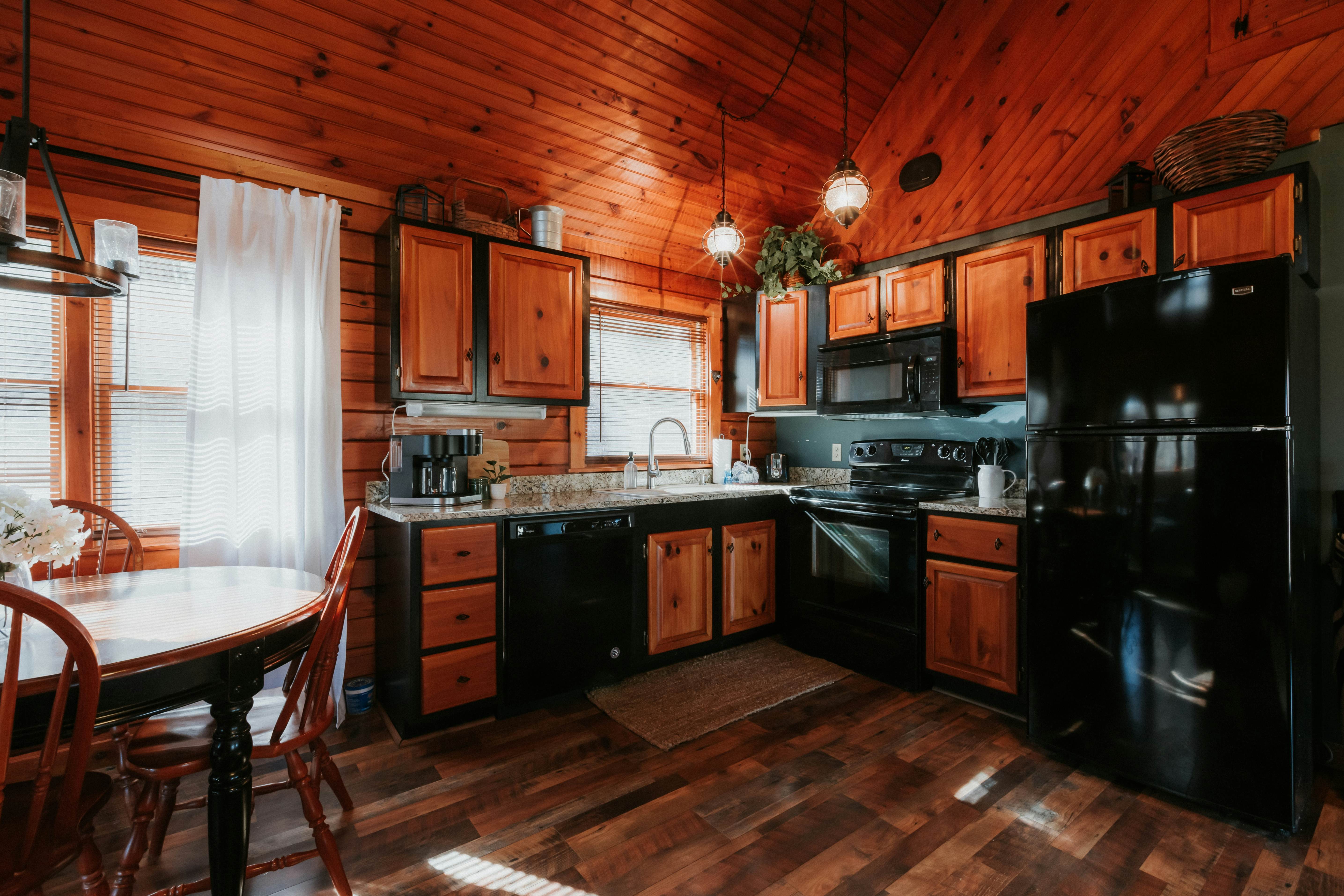Serene Cabin, Sleeps 4・Screened Porch・Games・Grill