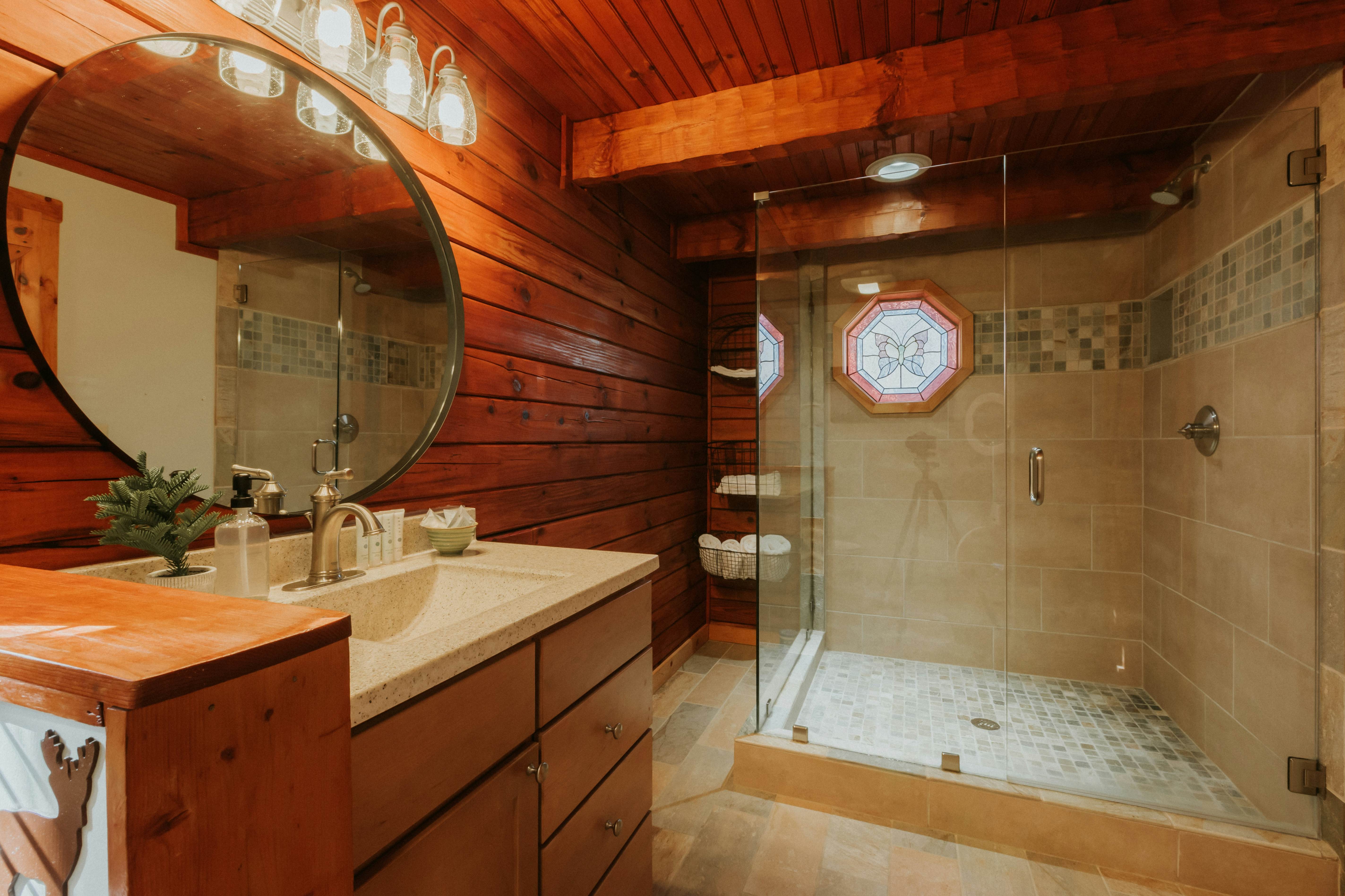 Serene Cabin, Sleeps 4・Screened Porch・Games・Grill